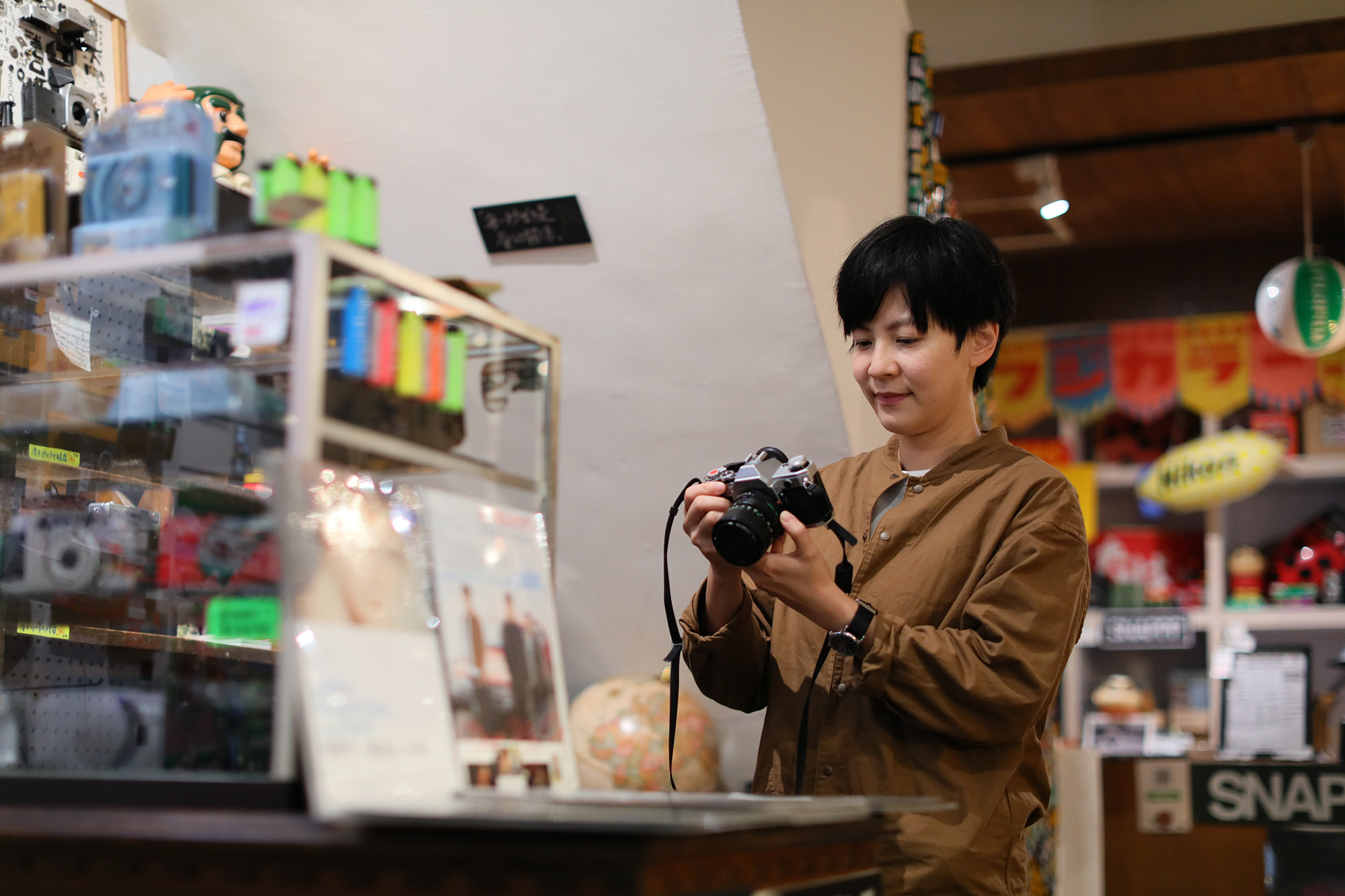 以入門款商品為主的SNAPPP寫真私館DDD大道店，擺在櫥窗外的相機，都歡迎客人拿起來看看。