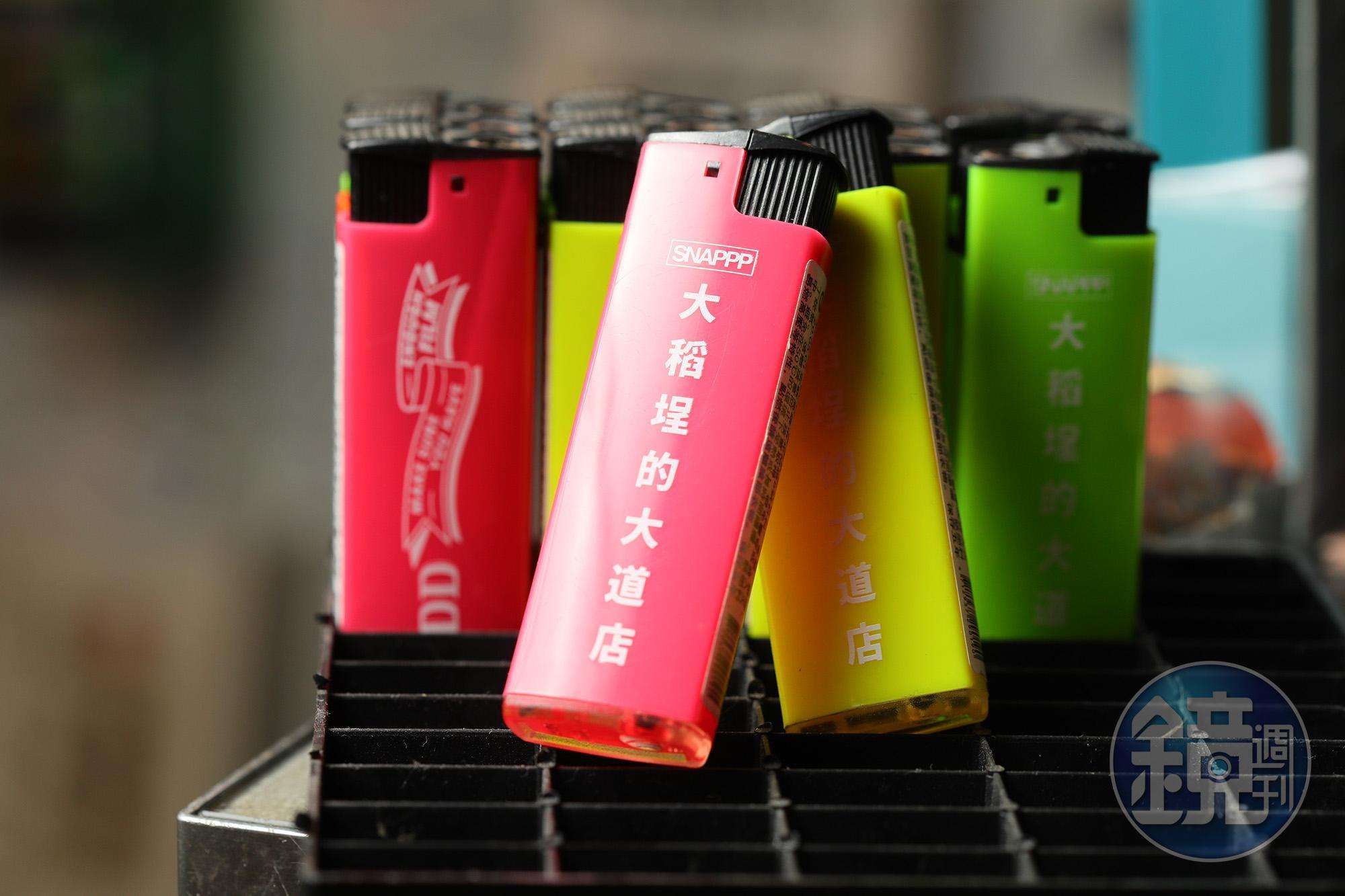 除了相機，店內也賣像是打火機等多款SNAPPP週邊商品。（40元／個）