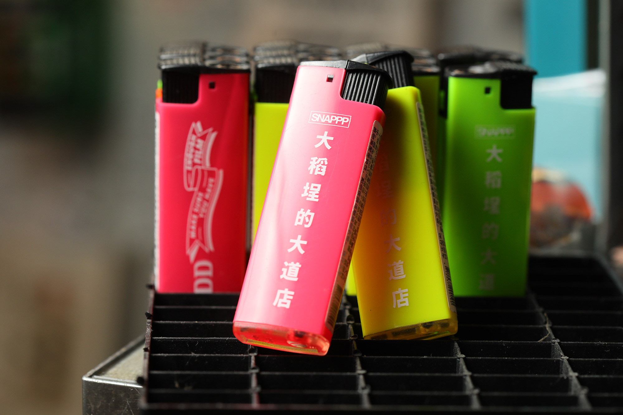 除了相機，店內也賣像是打火機等多款SNAPPP週邊商品。（40元／個）