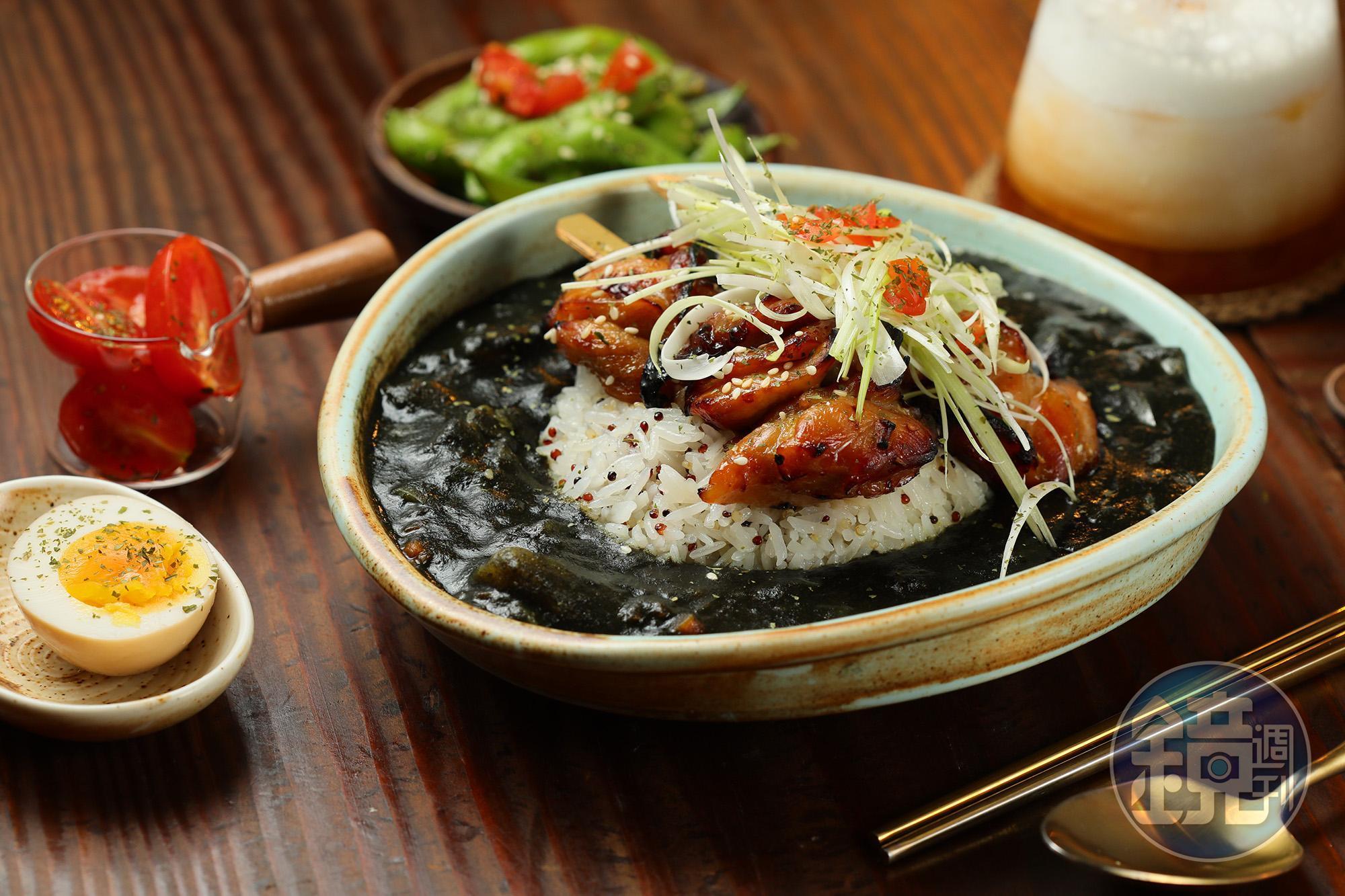 「日燒串雞黑癒咖哩定食套餐」是刺青大叔的人氣餐點。（450元／份）