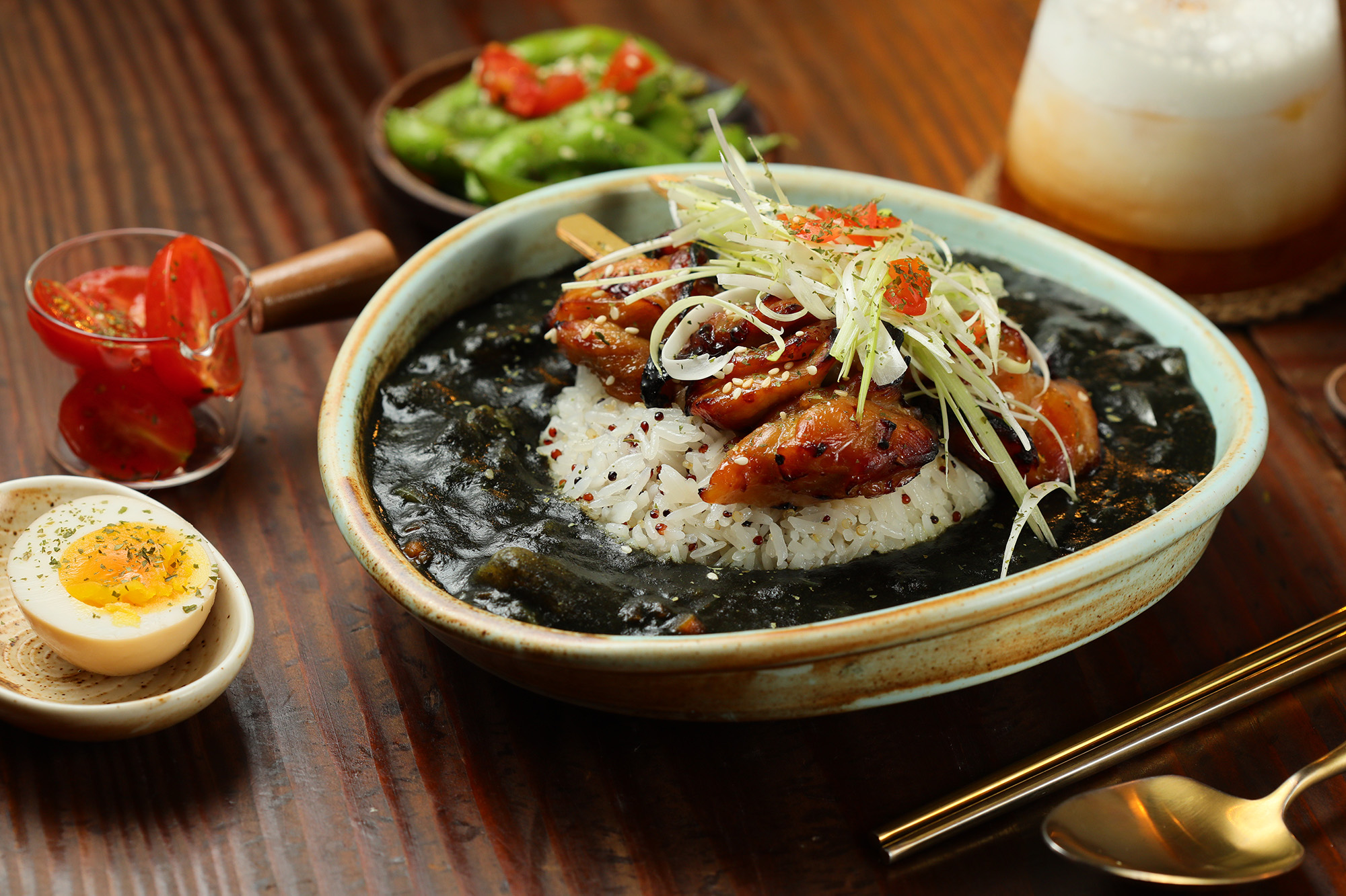 「日燒串雞黑癒咖哩定食套餐」是刺青大叔的人氣餐點。（450元／份）