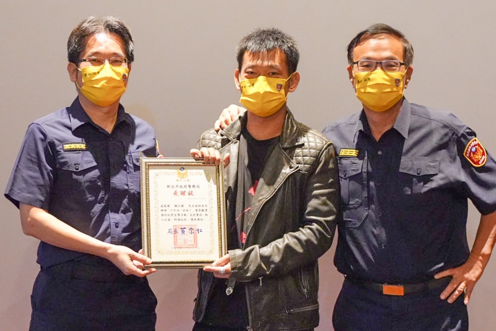 當年逞凶鬥狠的顏正國（中）在獄中洗心革面，如今積極關懷青少年，新北市警局與少年隊也特別頒發感謝狀給他。（牽猴子提供）