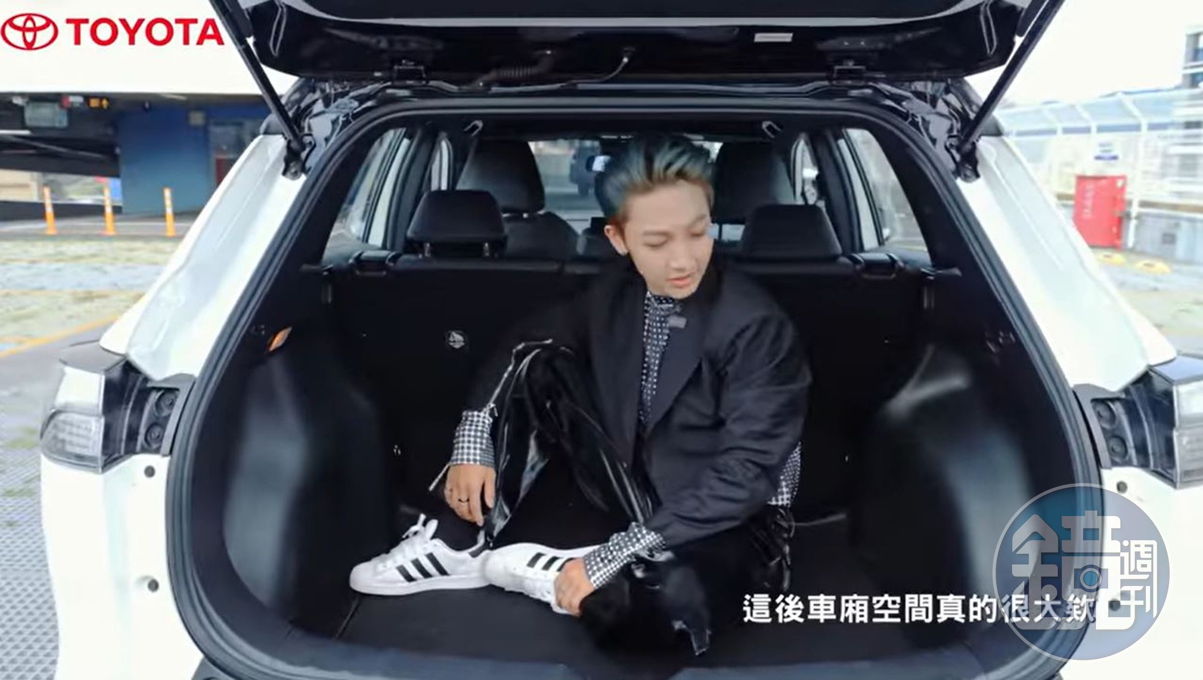 小孩從後車廂現身，粉絲大讚超可愛又帥氣。（翻攝自YouTube）