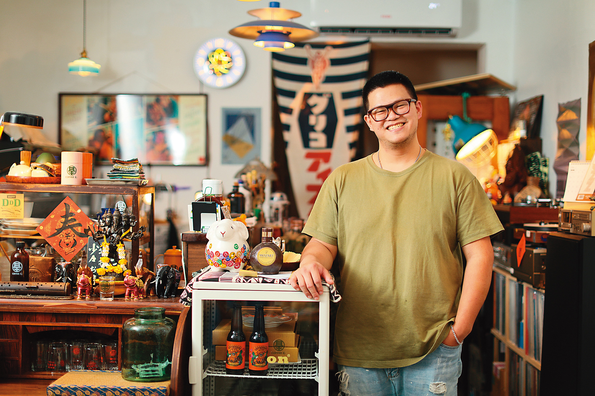 咖啡店「咖啡基Coffee G.」的主人基哥使用自己喜愛的古董蒐藏，將老屋二樓空間布置得別有洞天，在復古懷舊氛圍裡帶著悠閒步調。
