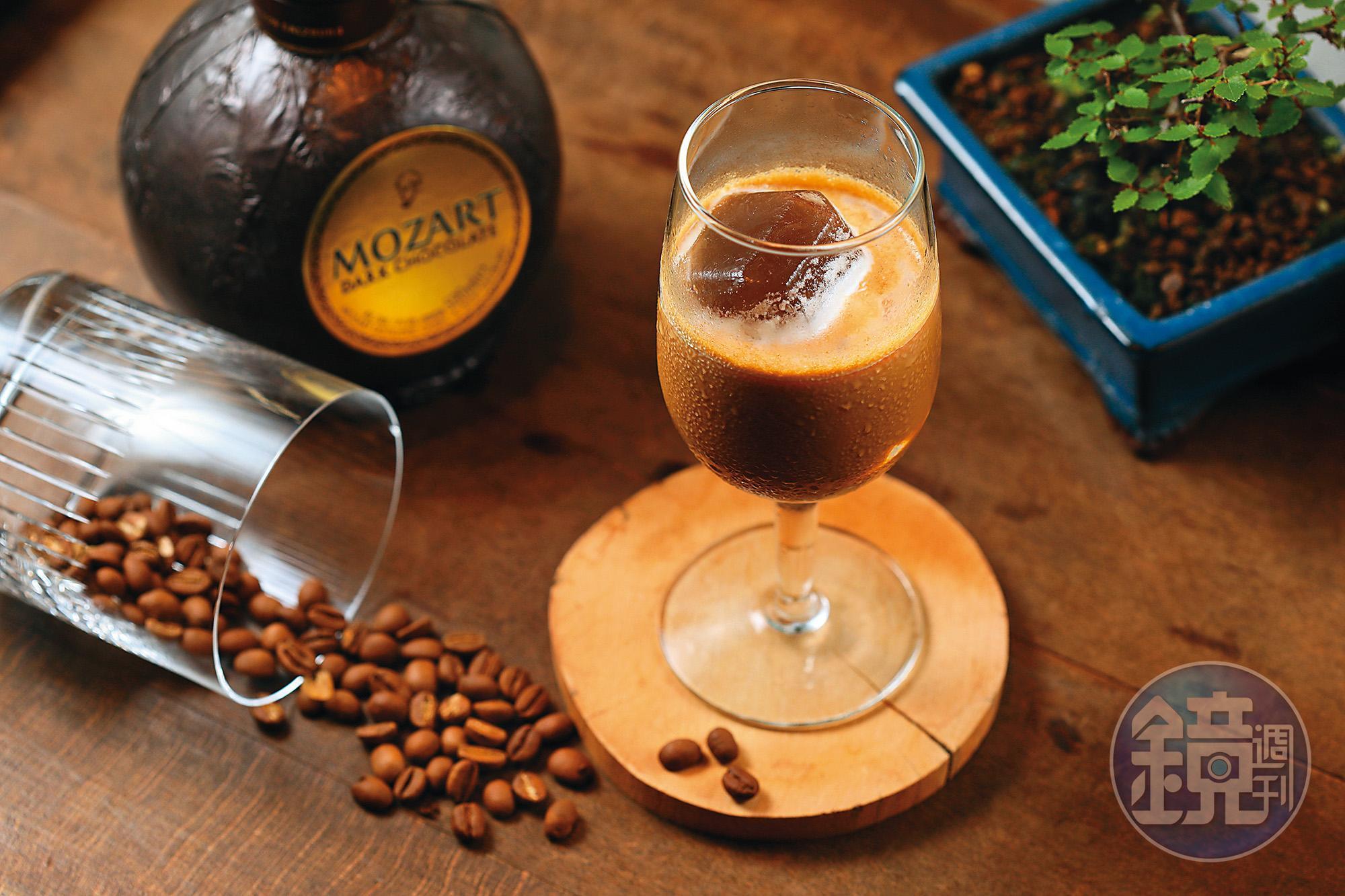 使用莫札特黑巧克力酒製作的「Shakerato」,口感濃郁,像是一杯喝的咖啡甜點。(200元/杯)