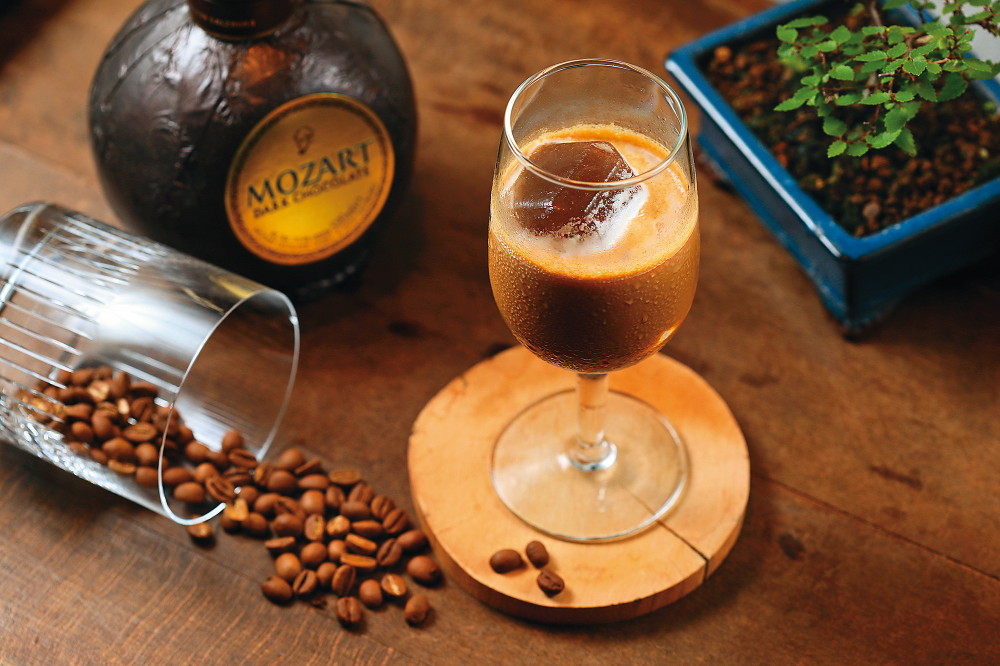使用莫札特黑巧克力酒製作的「Shakerato」，口感濃郁，像是一杯喝的咖啡甜點。（200元／杯）