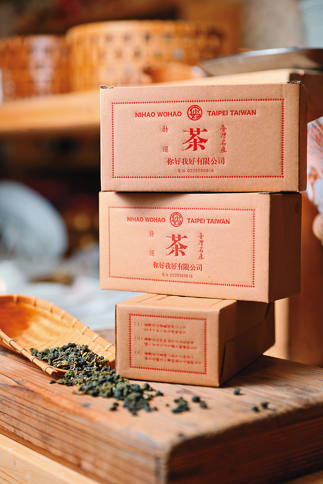 經由你好我好獨家設計包裝的台灣茶，盒身上刻意印製早期大稻埕茶葉外銷日本時獨有的外箱說明。（500元／盒）