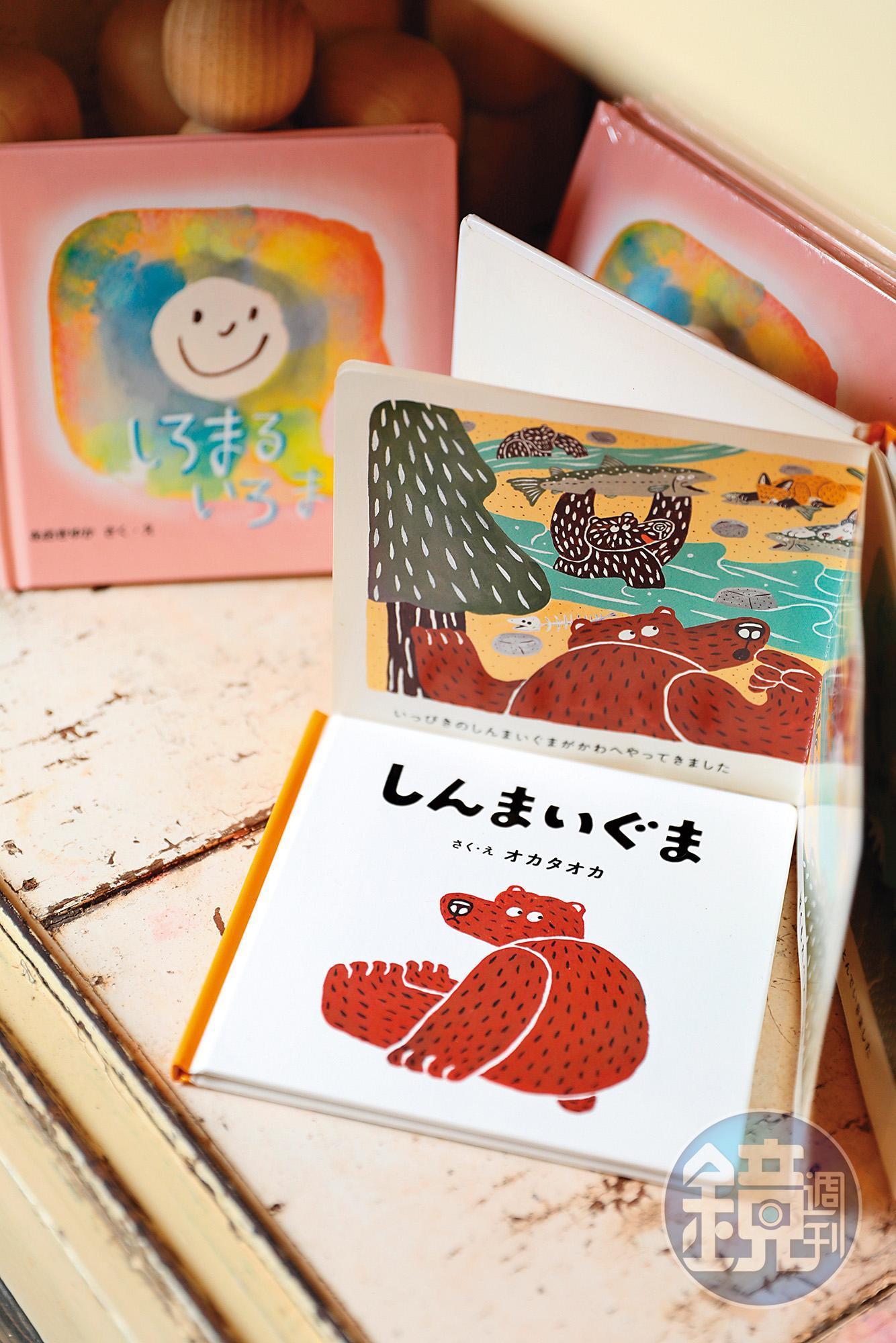 美術系科班出身的青木由香，曾在日本擔任包裝設計師，在店內也能看到她手繪的兒童圖書。