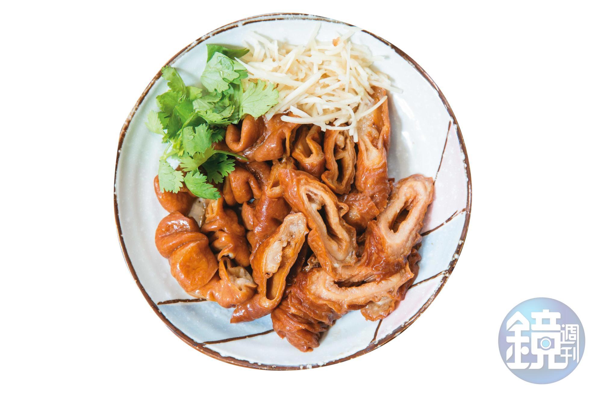 滷味中，大腸最費工，需要先汆燙，再整條翻整清洗數次，完全無腥味。（24元／兩）