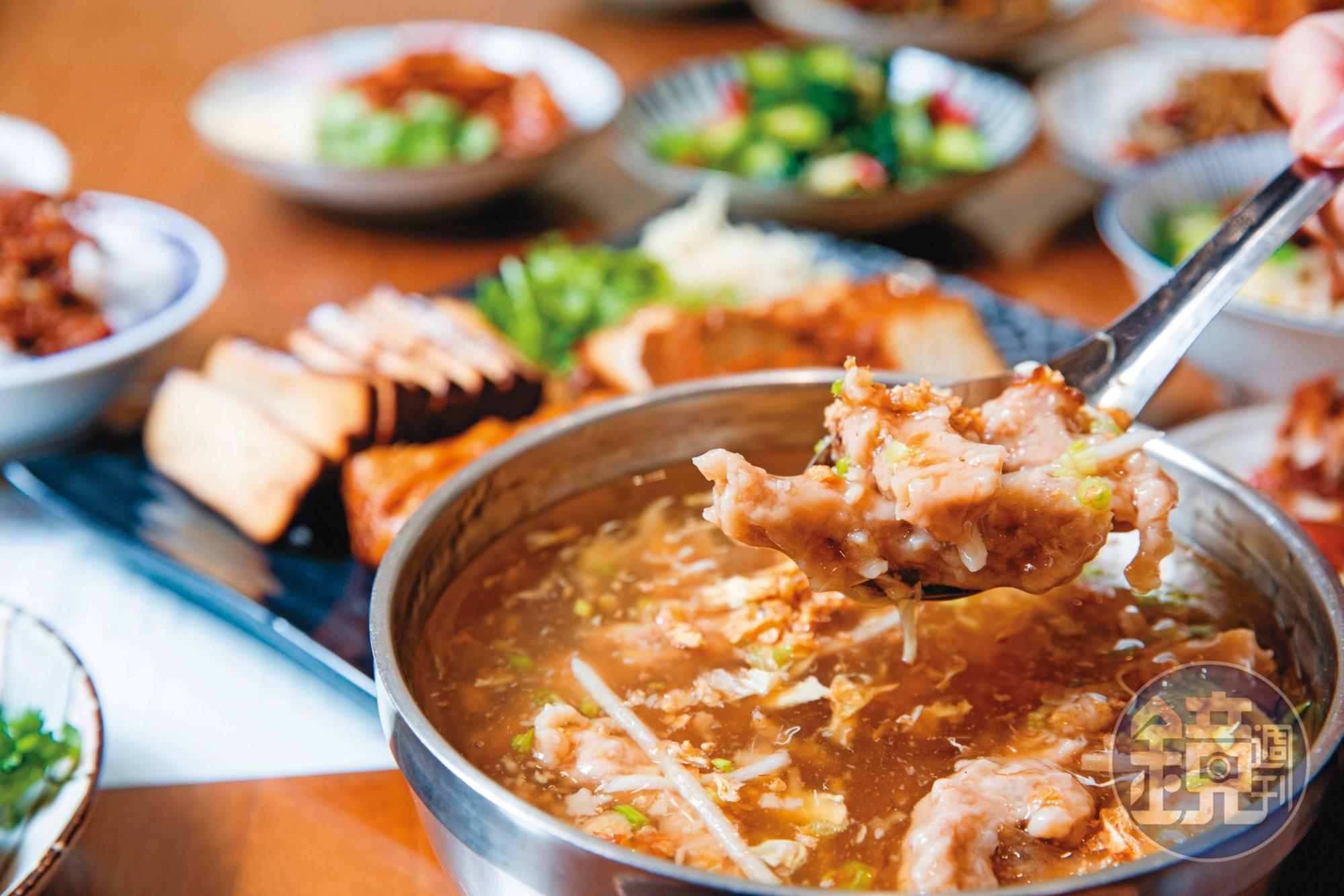 三民大飯店的肉羹大塊紮實，只選用宜蘭在地飼養、吃益生菌長大的豬。（肉羹湯，40元／小碗）