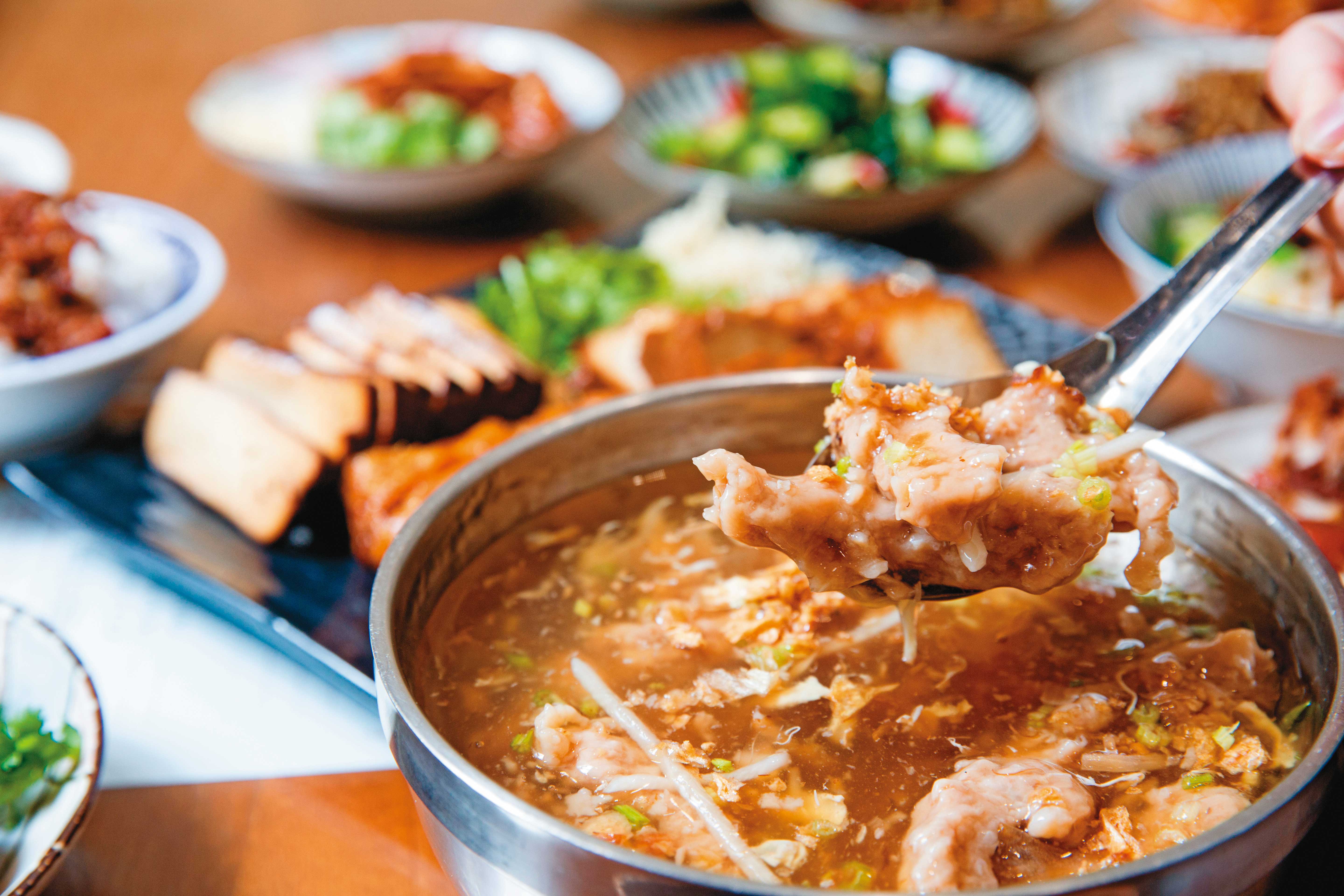 三民大飯店的肉羹大塊紮實,只選用宜蘭在地飼養、吃益生菌長大的豬。(肉羹湯,40元/小碗)