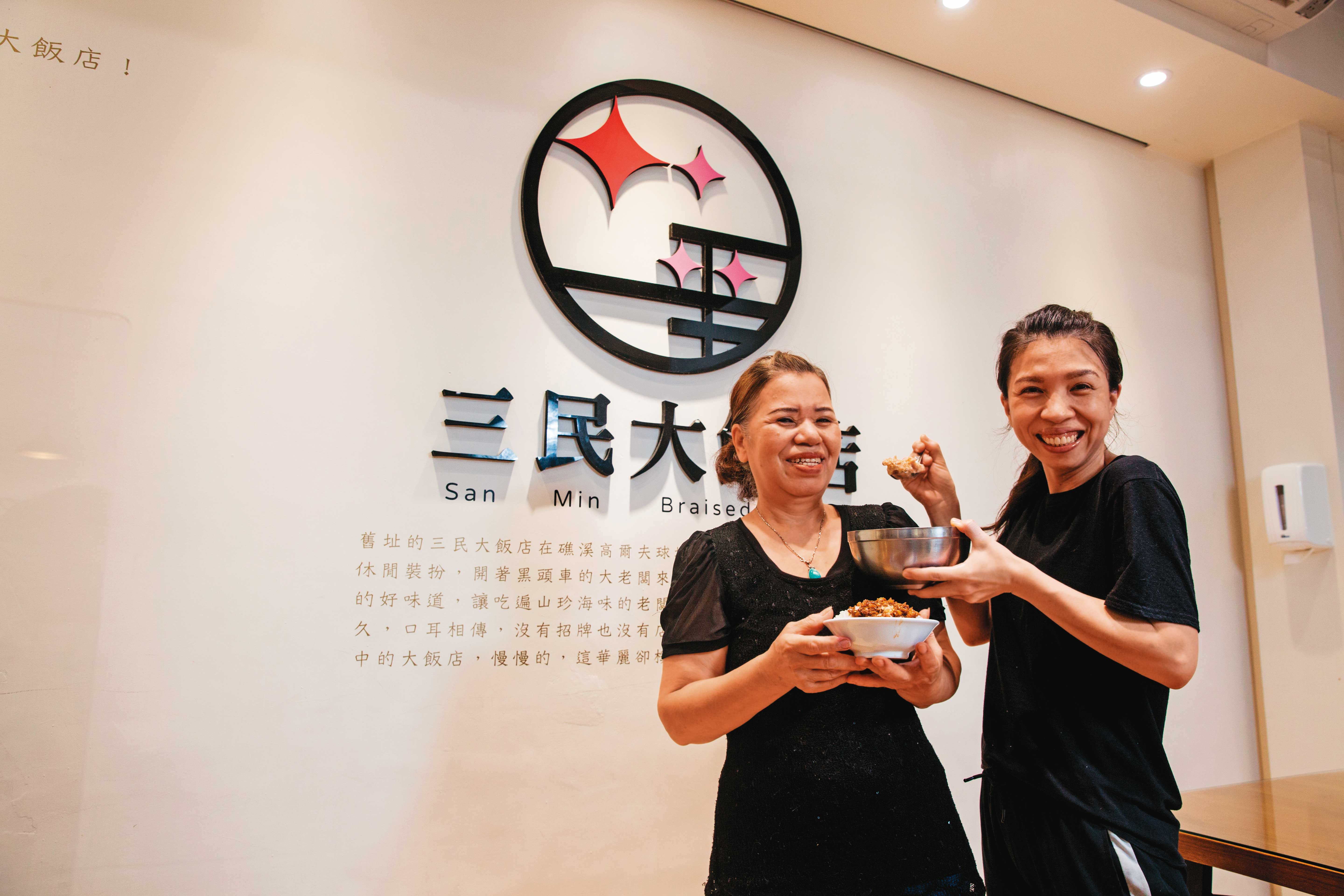 簡彩華(左)與賴庭甄(右)母女同樣固執好強,共事更是相愛相殺、爭執不斷,但都能馬上和好。