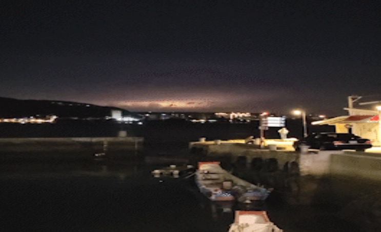 網友在PTT分享昨晚北部天空出現不明閃電。（翻攝自PTT）