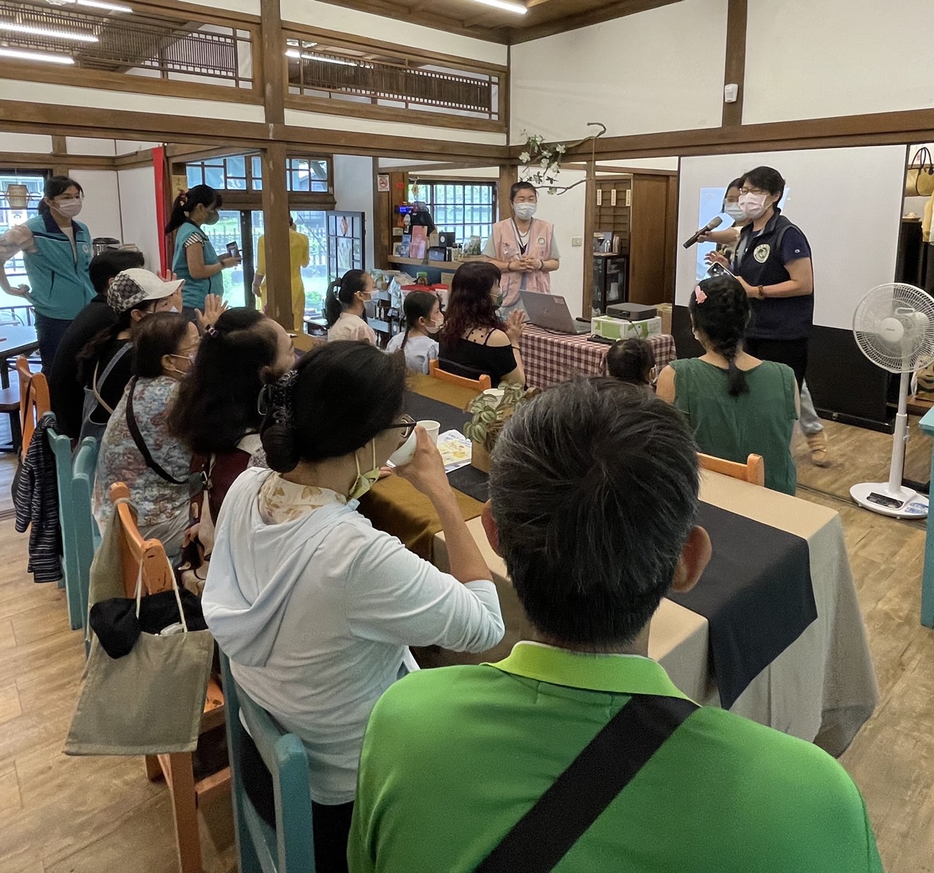 移民署南區事務大隊嘉義市服務站主任黃艷薰(黑衣持麥克風者)宣導反賄選。(嘉義市服務站提供)