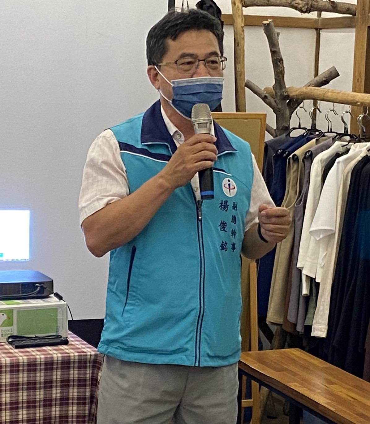 嘉義市選舉委員會副總幹事楊俊銘介紹選舉規定。（嘉義市服務站提供）