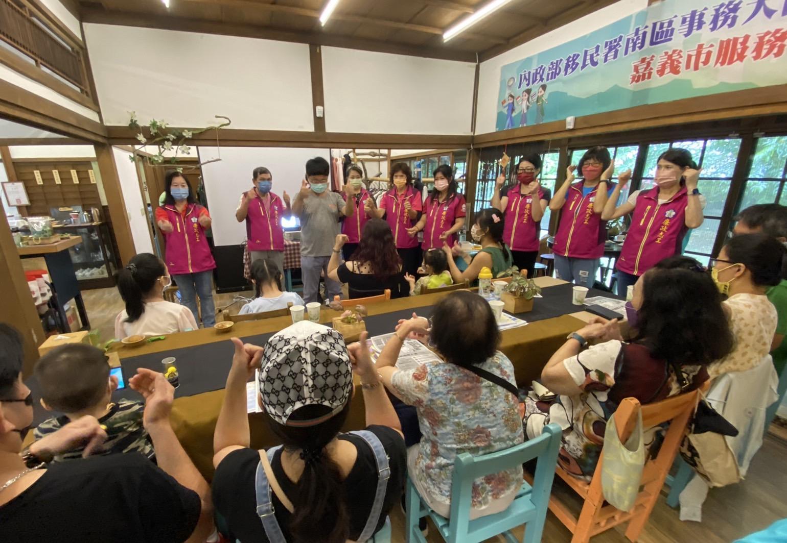 嘉義市政府政風處以手語宣導反賄選。（嘉義市服務站提供）