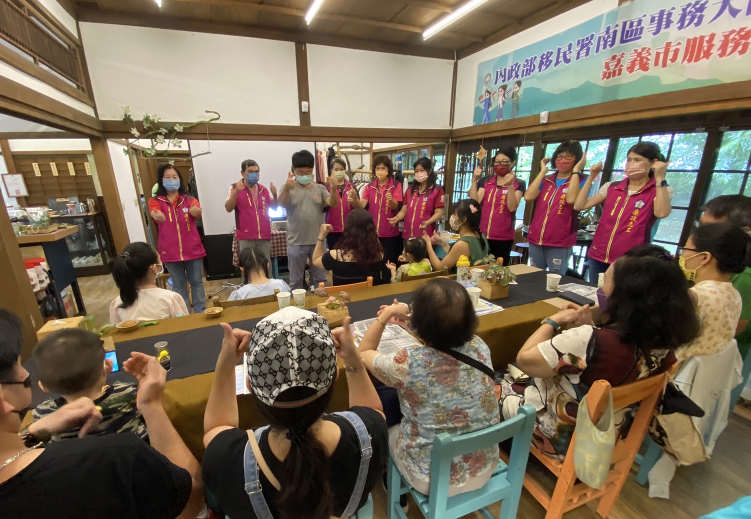 嘉義市政府政風處以手語宣導反賄選。（嘉義市服務站提供）