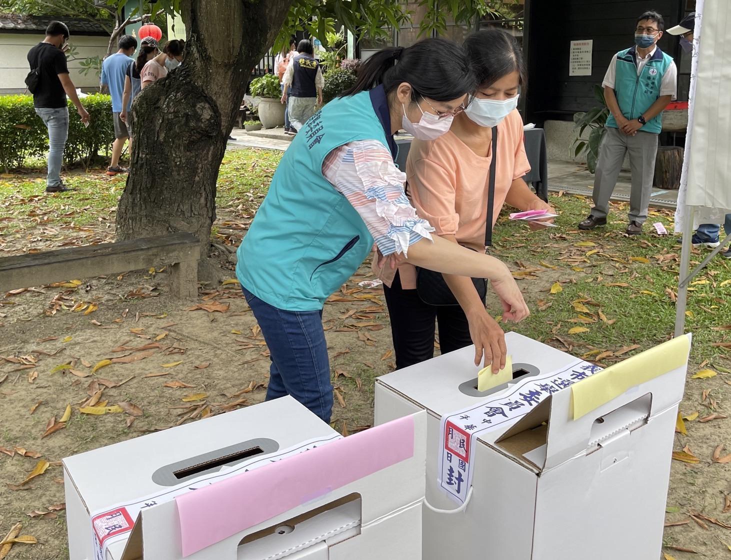 :越南新住民映月將黃色選票投入對應的票匭，完成投票。（嘉義市服務站提供）
