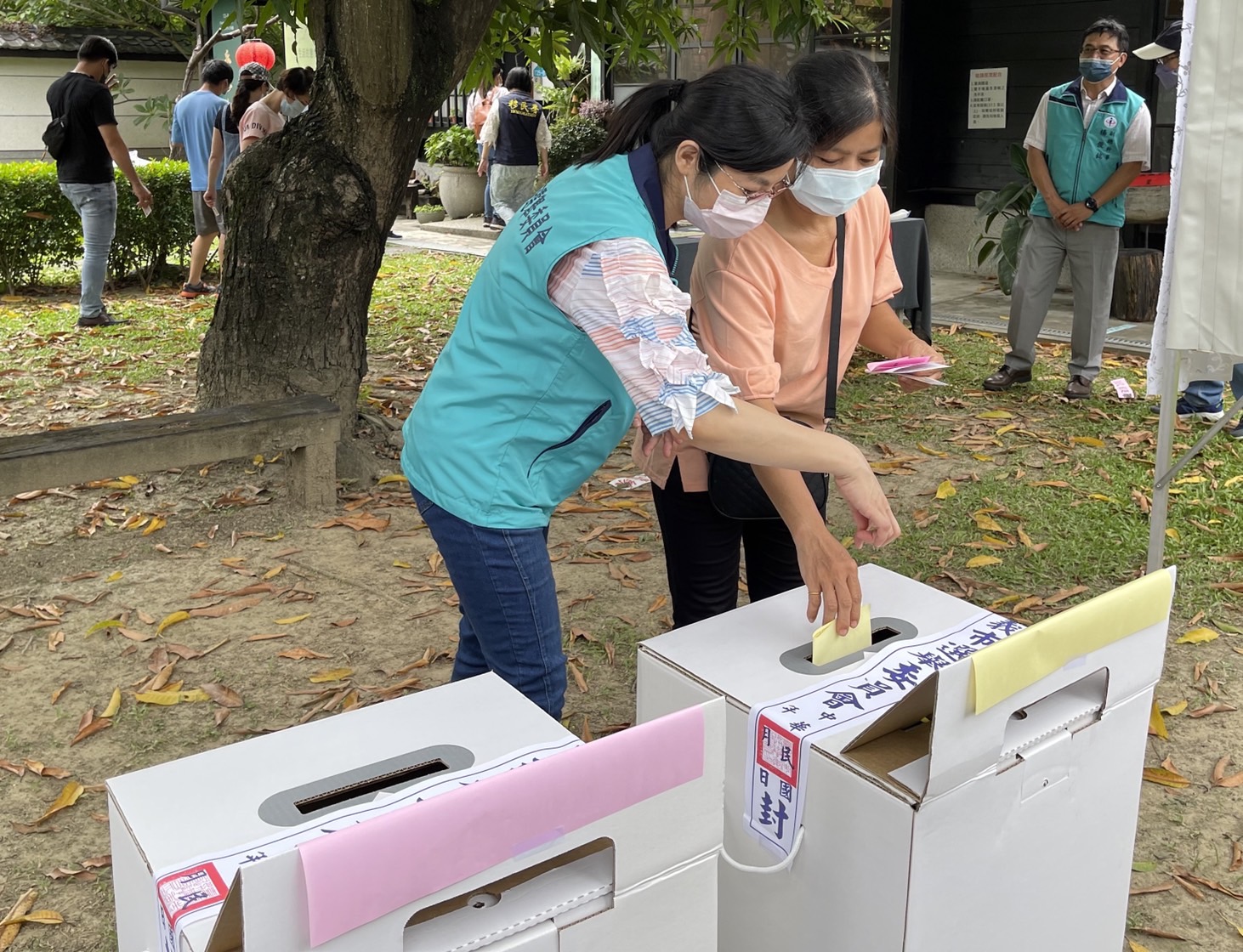 :越南新住民映月將黃色選票投入對應的票匭,完成投票。(嘉義市服務站提供)