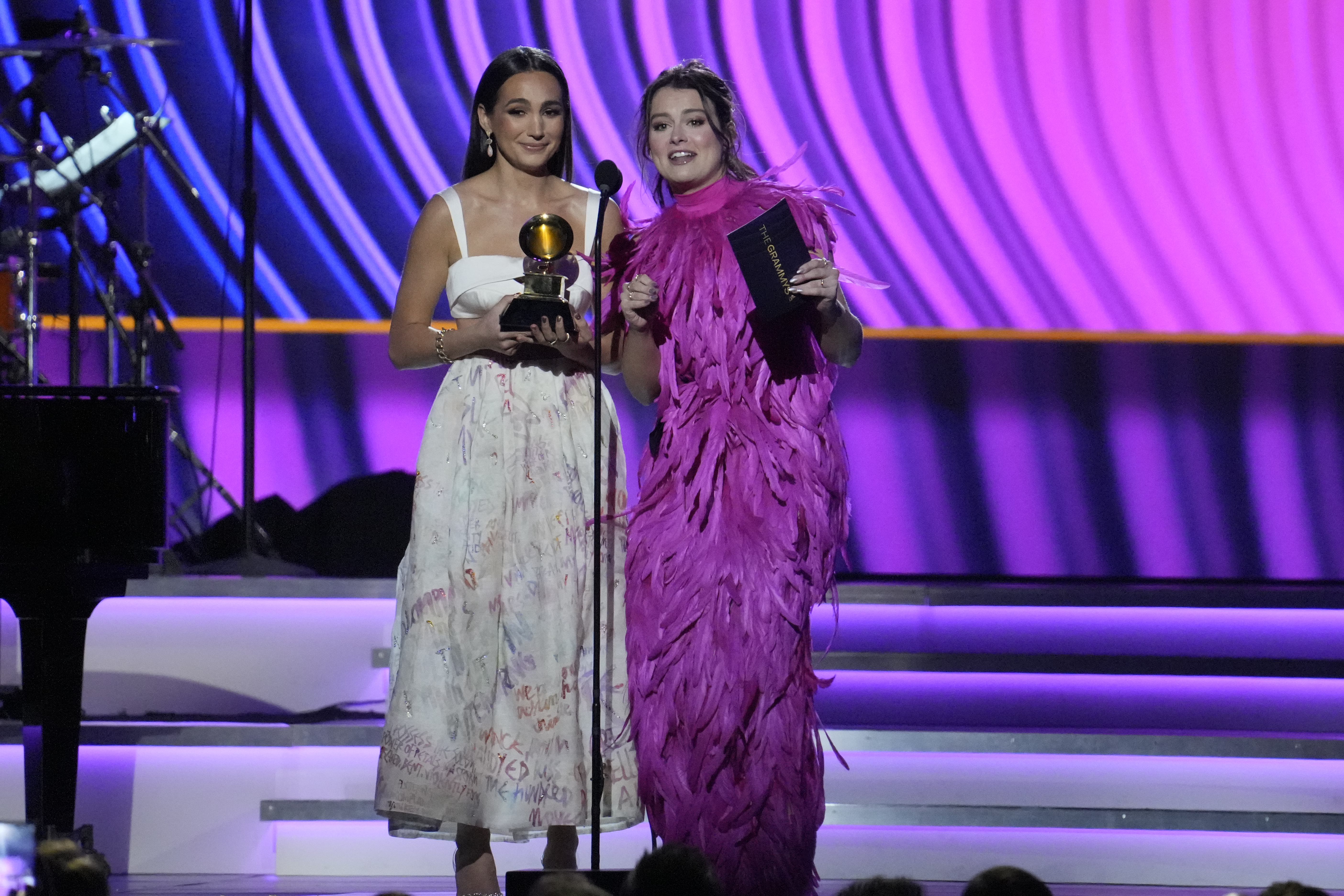 艾蜜莉貝爾（左）與艾碧巴洛（右），以「非官方版本的《柏捷頓家族》音樂劇」拿下葛萊美獎，但名利雙收後也引發了未經授權的爭議與官司。（東方IC）