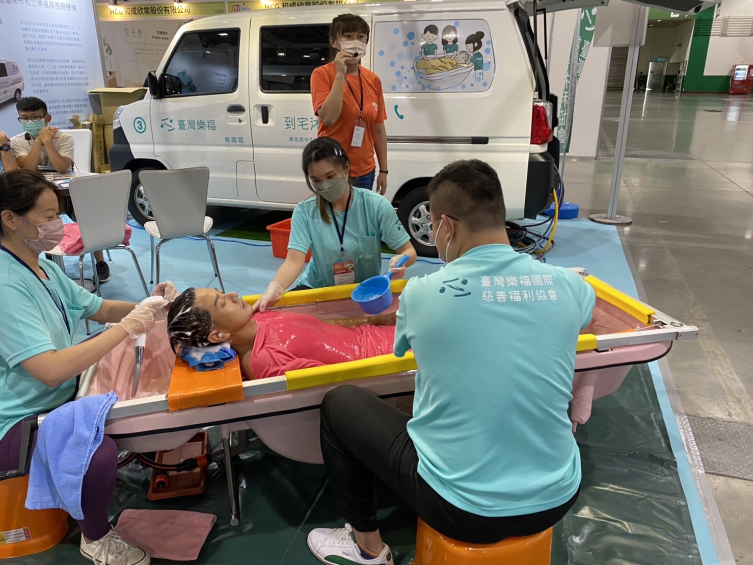 台灣樂福「到宅沐浴車」在台北南港展覽館展出，現場示範沐浴流程。