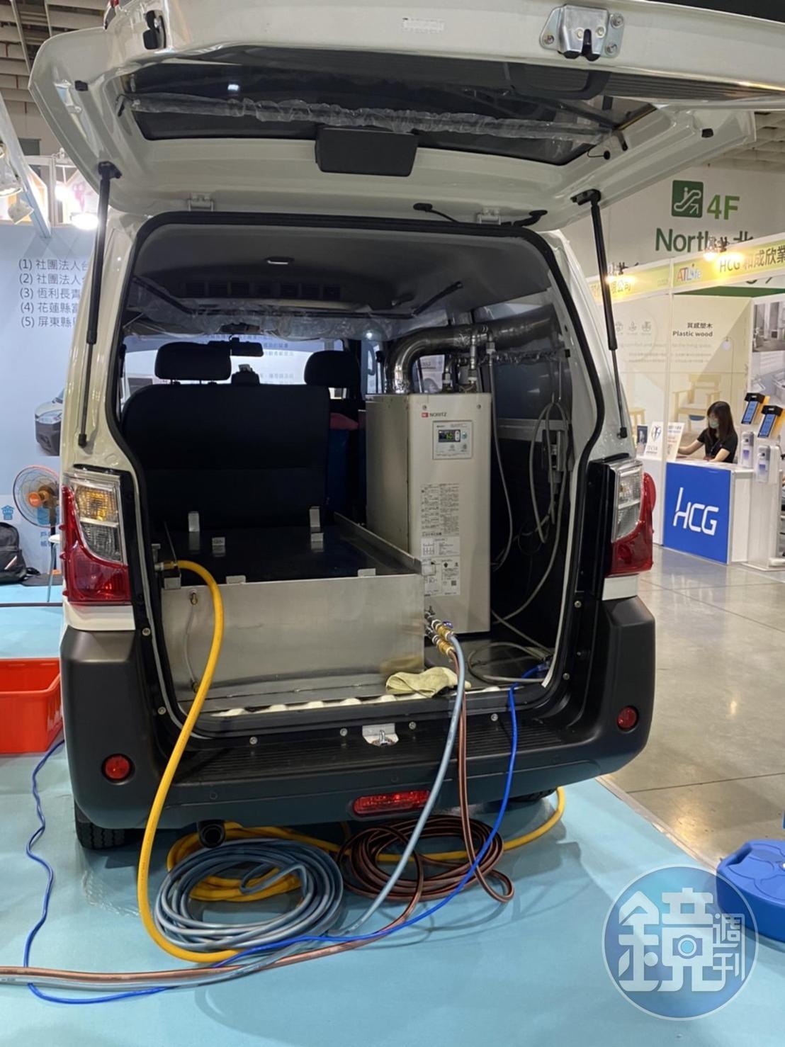「到宅沐浴車」以專用車輛和組合式浴缸，由護理師、照護員、操作員三人組成專業團隊，讓失能長者好好洗個澡，不再是難題。