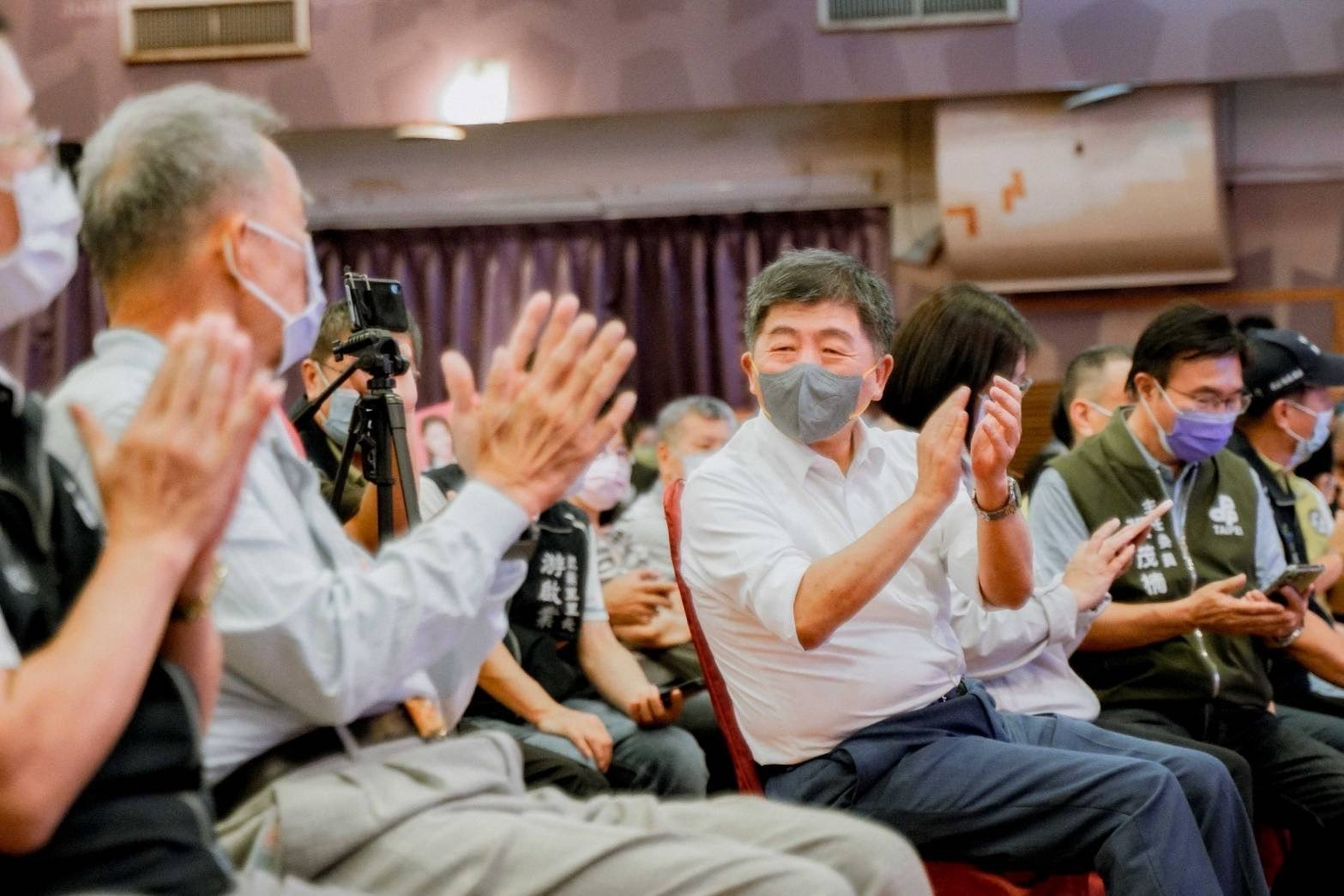 今天剛好是農曆七夕情人節,陳時中坦言從先前疫情一直忙到現在選舉,「對老婆很難有浪漫的事情」。(翻攝自陳時中臉書)