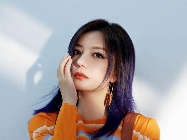 趙薇演出的律政劇演到一半被換角。(翻攝自微博)