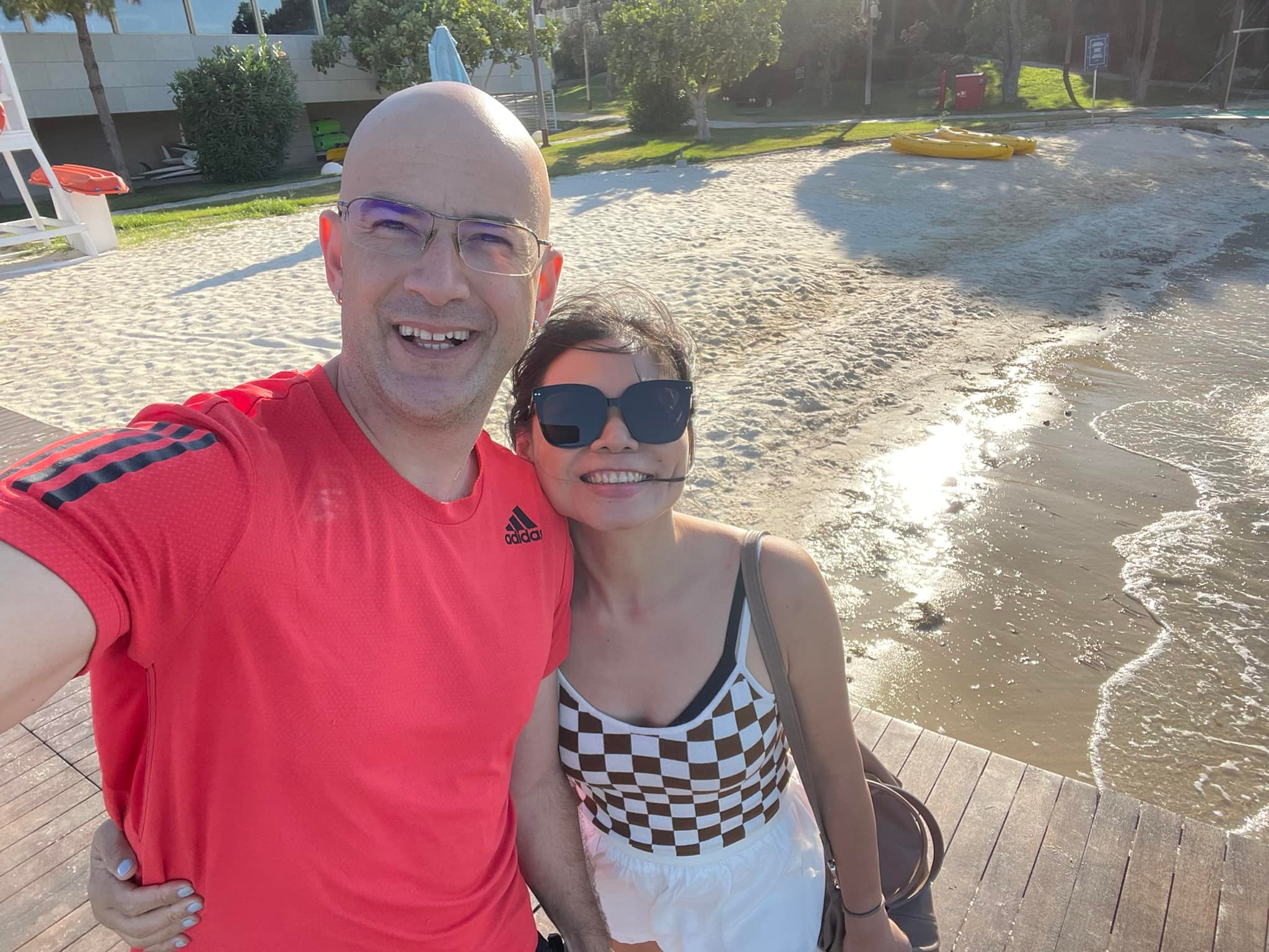 吳鳳與太太最近人在土耳其，也為土耳其的媒體傳達第一手台灣消息。（翻攝自吳鳳臉書）