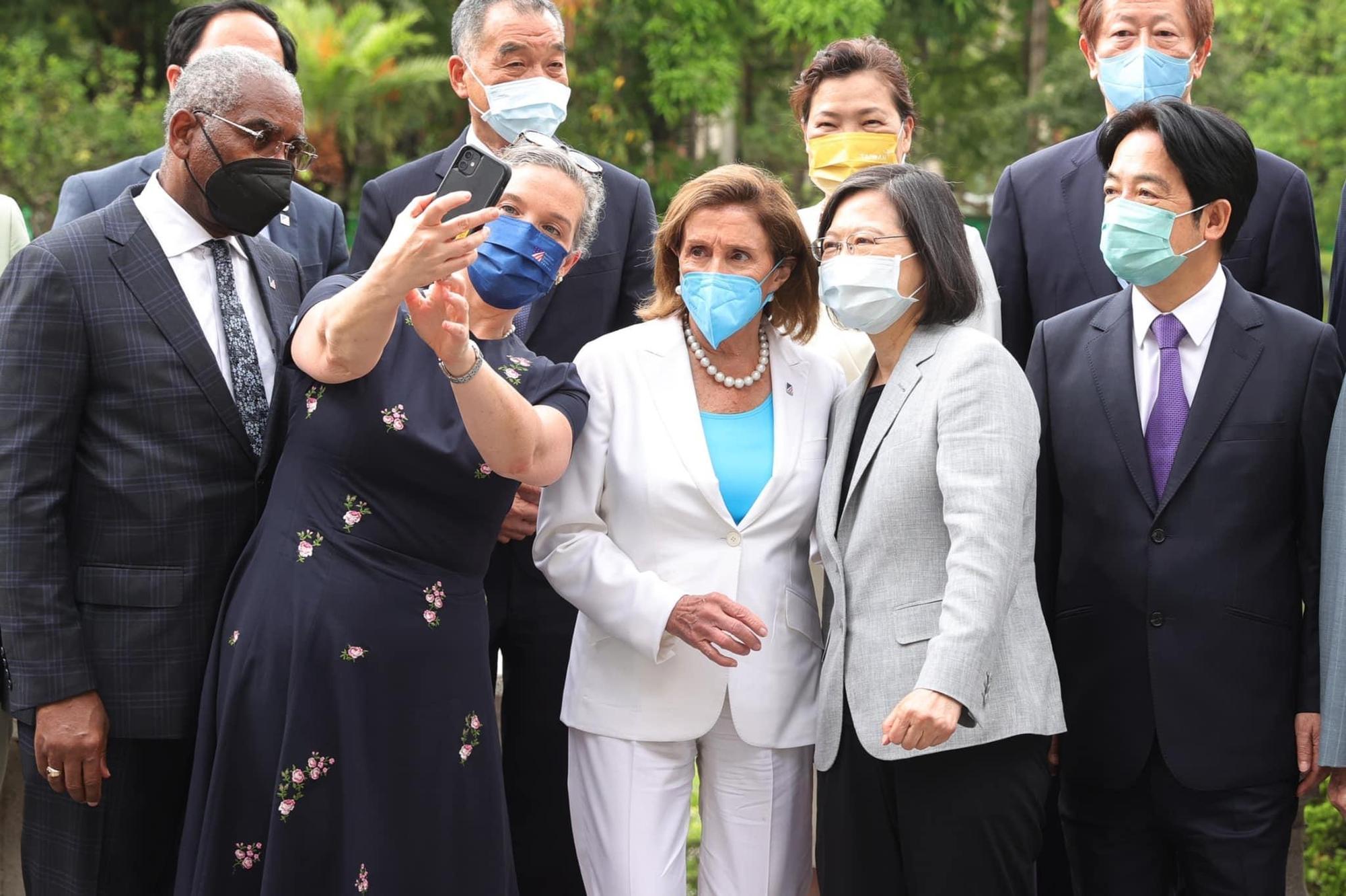 斐洛西訪台，引起全世界關注台海狀況。（翻攝自蔡英文臉書）