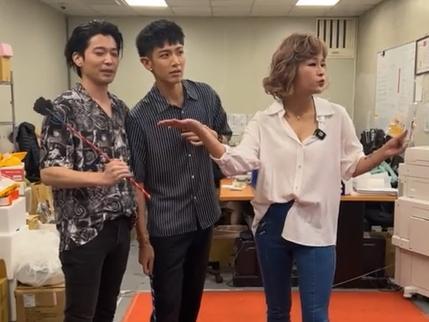 柯震東被丟丟妹追問喜歡女生的外型。(翻攝丟丟妹臉書)