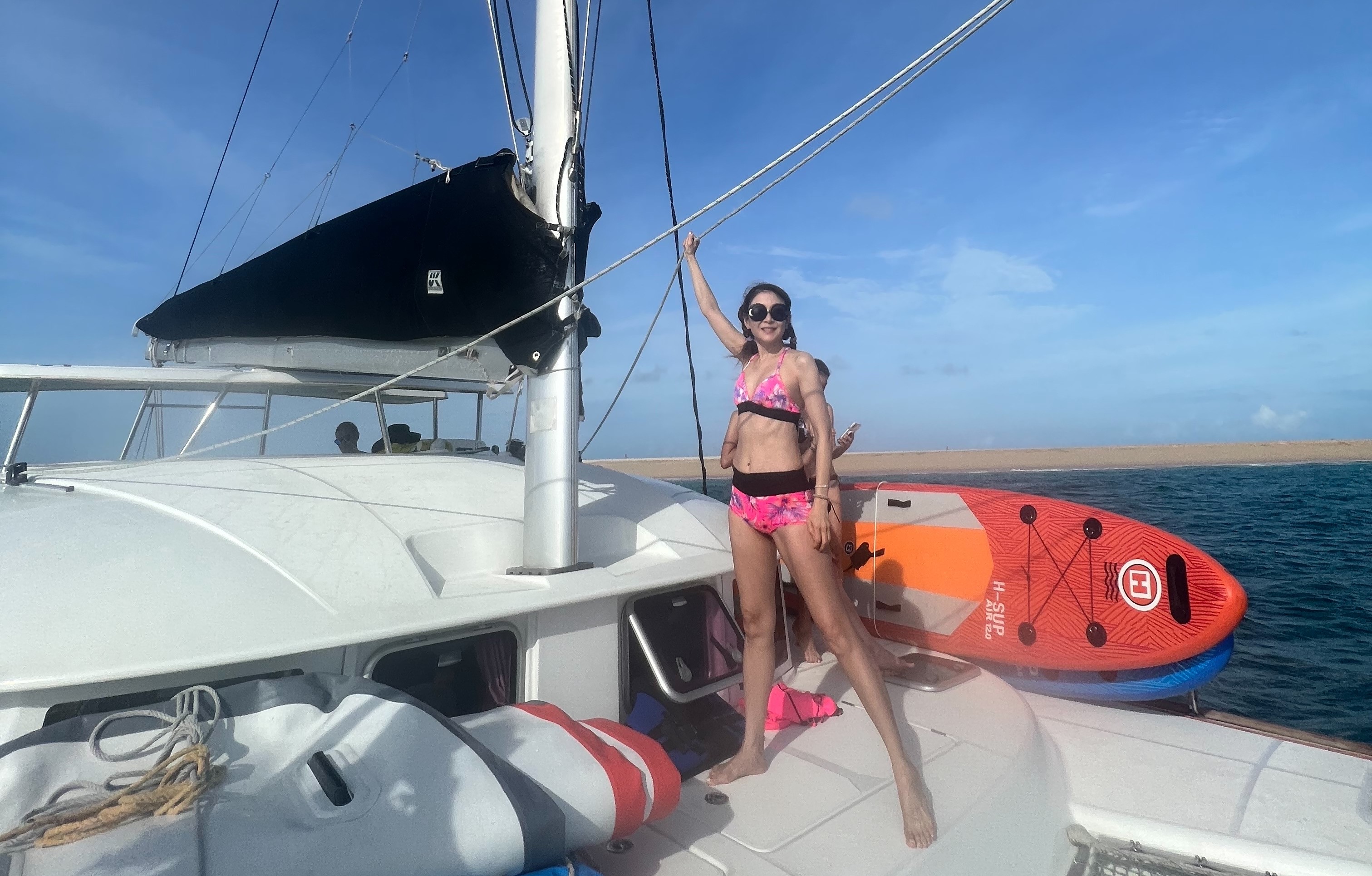 曲艾玲在澎湖海上展露姣好身材。（艾迪昇傳播提供）