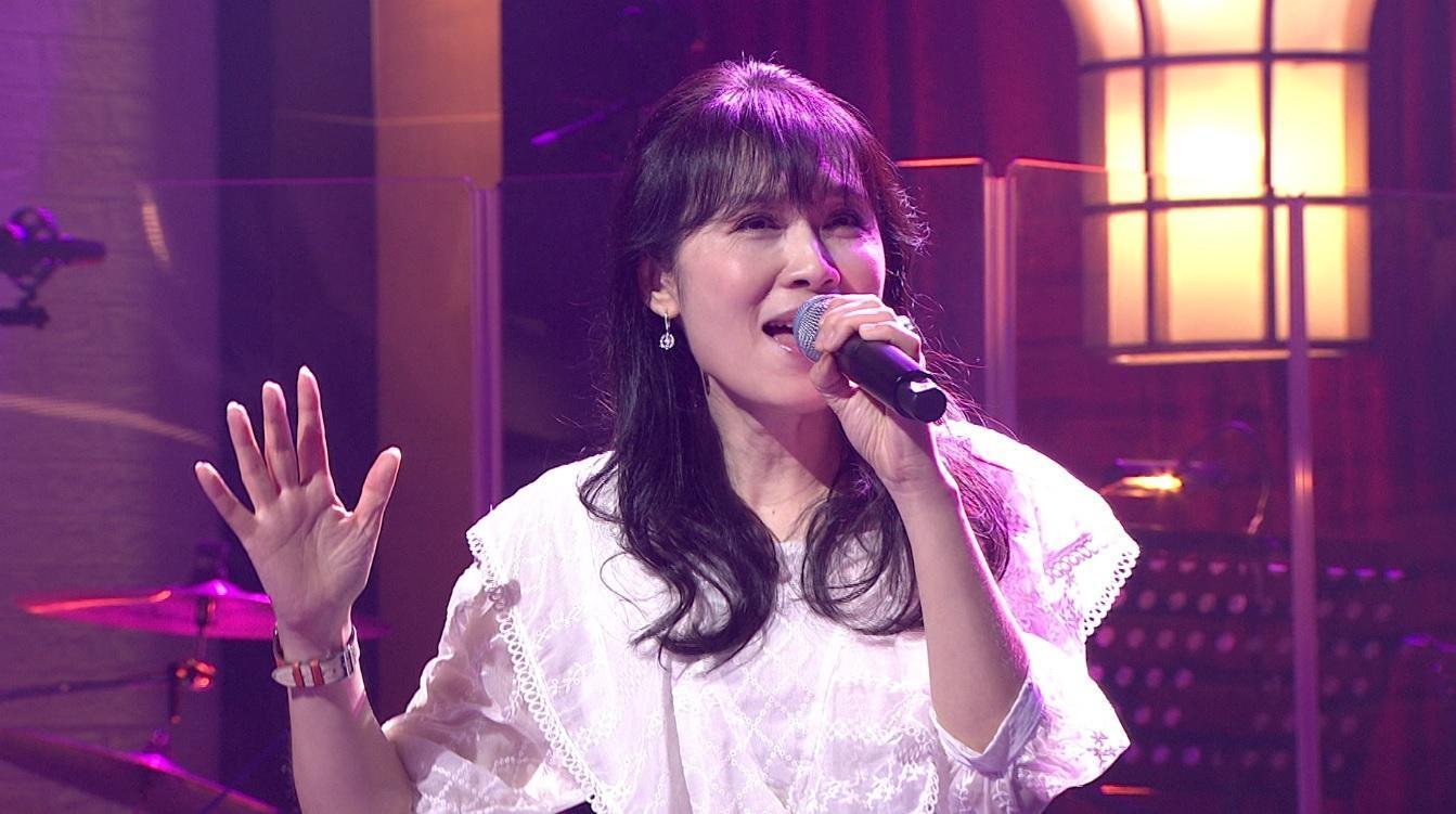 周子寒在節目演唱經典歌曲。(年代提供)