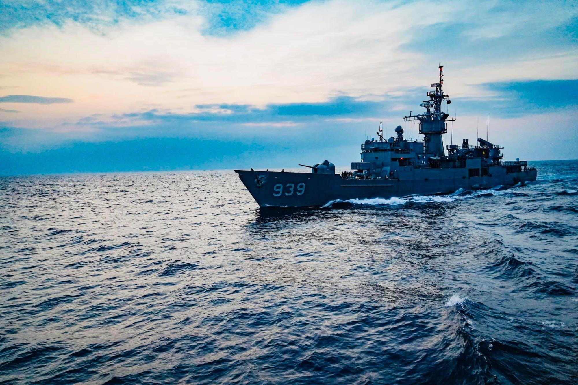 面對共軍在台灣周邊共6個海空域進行實彈演習,國防部今天再度釋出最新回應,強調「不升高衝突,不引發爭端」。(翻攝自國防部發言人臉書)