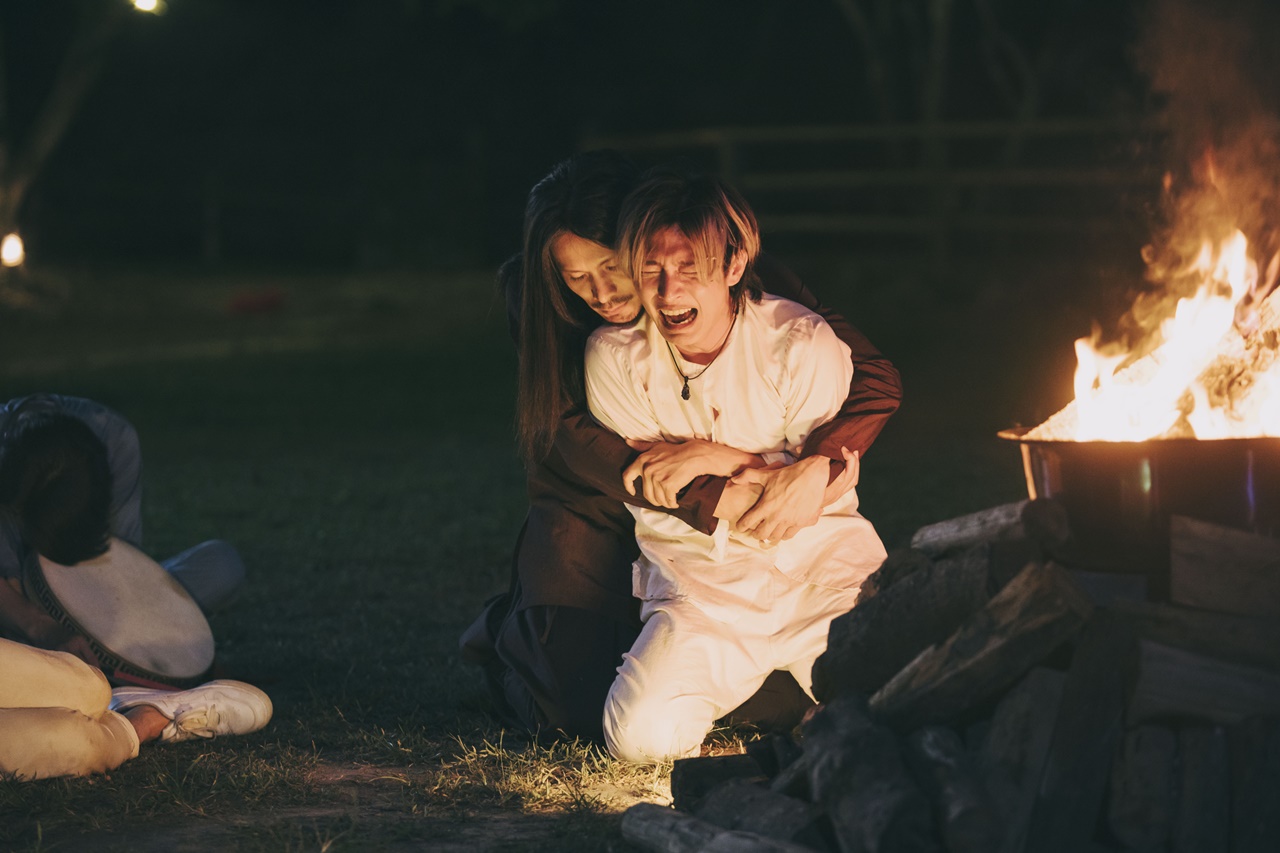 炎亞綸在劇中情緒潰堤被教姚淳耀主環抱安撫。（絡思本娛樂製作提供）