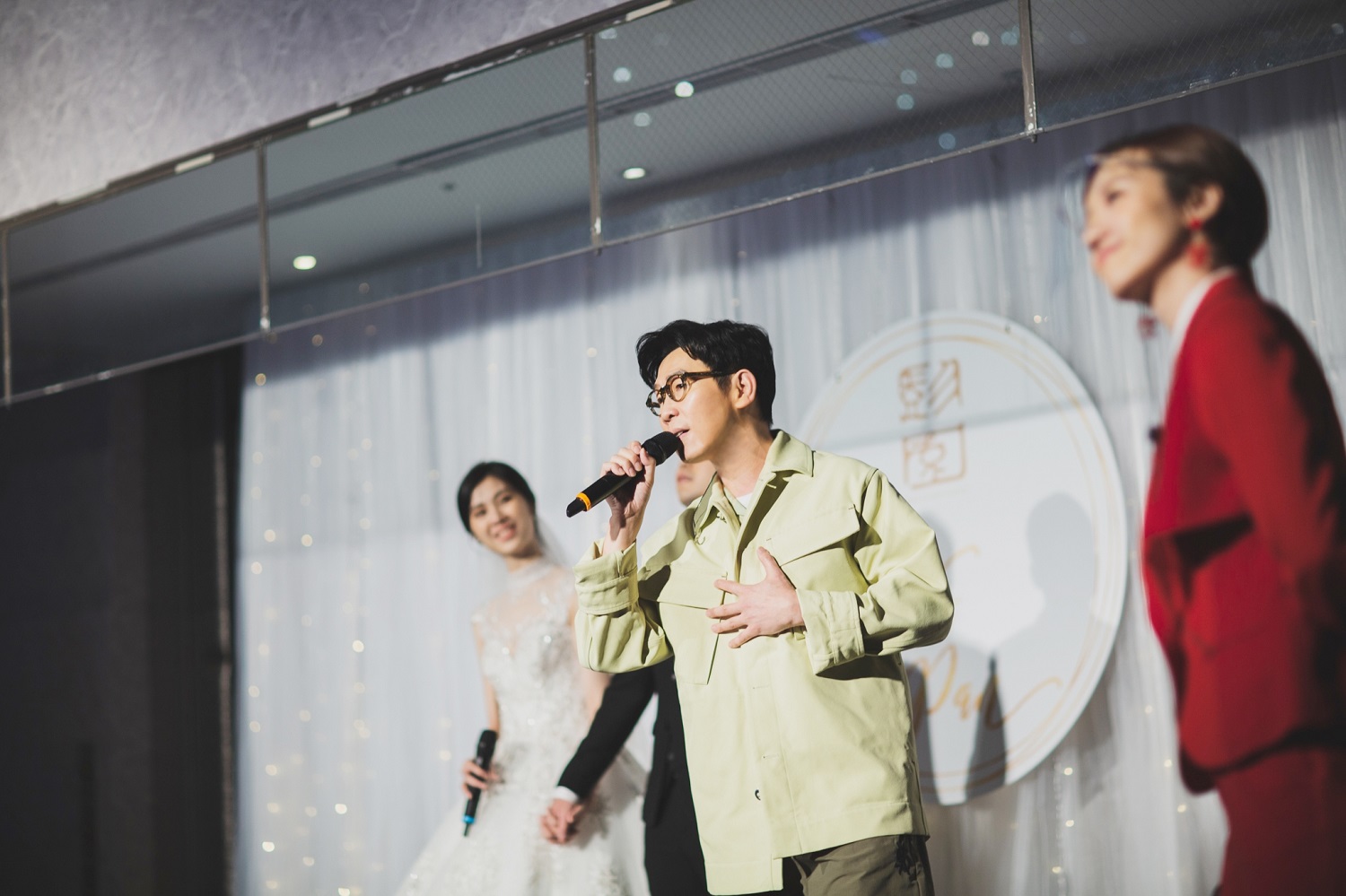 品冠受邀在《婚禮歌手》為新人獻唱。（東森提供）