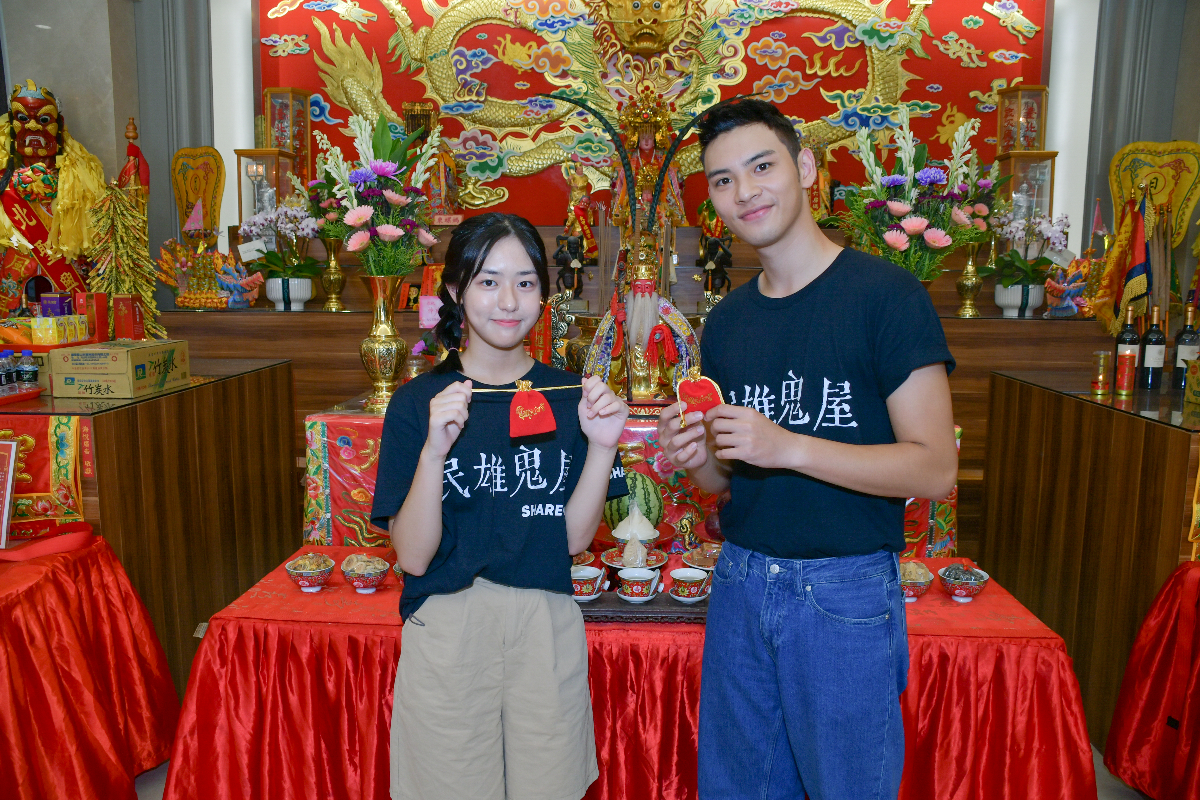 彤彤(左)、劉韋辰在《民雄鬼屋》組成「鬼屋CP」,一起在聖興天后宮掛紅線。(采昌、馬棋朵提供)