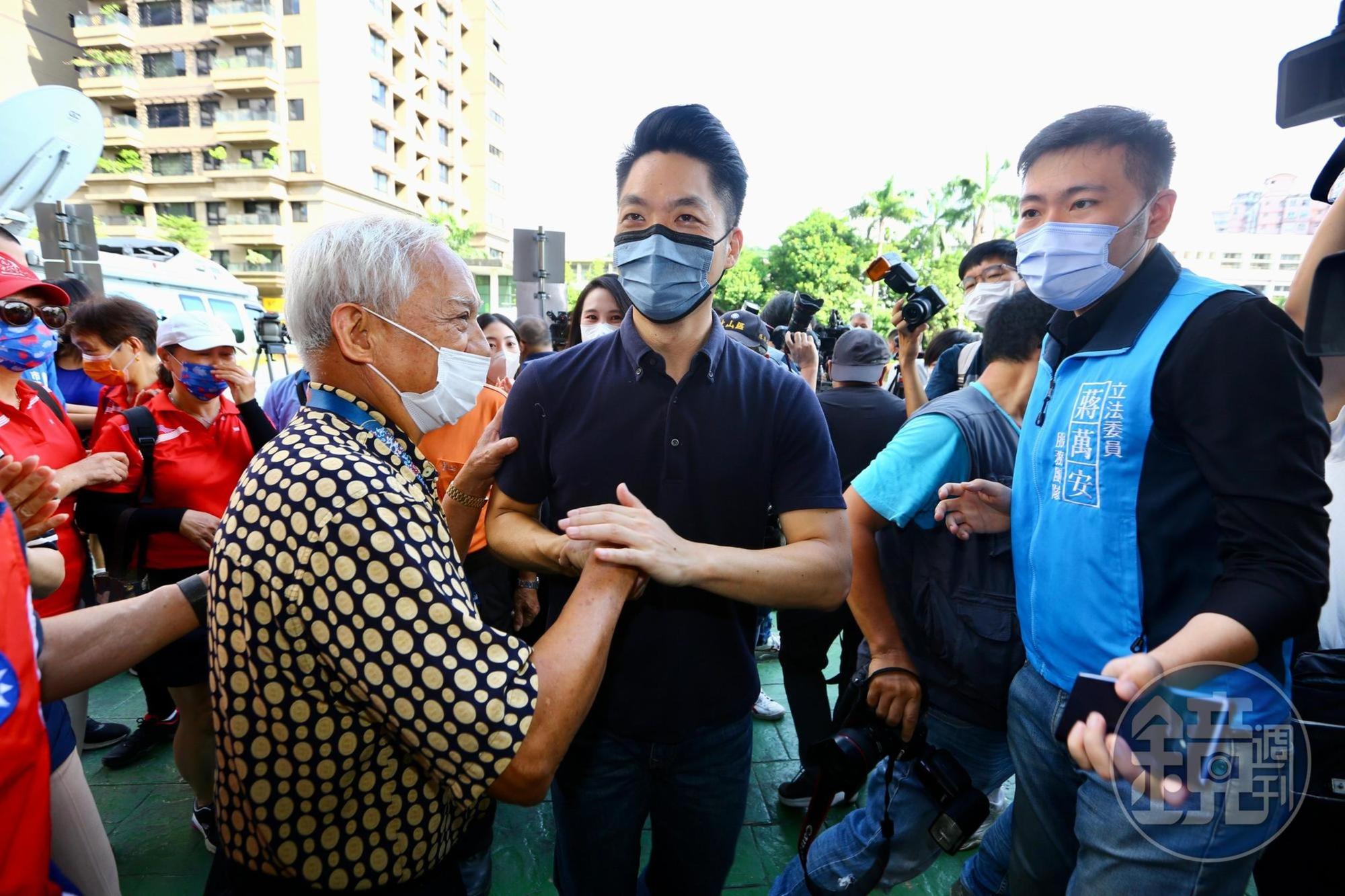 蔣萬安今上午出席治安社區研習觀摩會議，受訪時批民進黨只會將不同意見打為中共同路人。