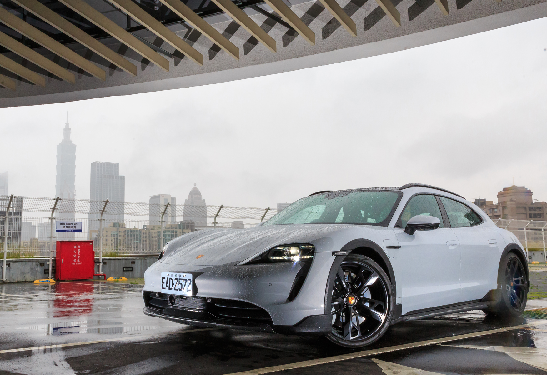 【鏡試駕】獵裝紳士！PORSCHE Taycan 4S Cross Tourismo