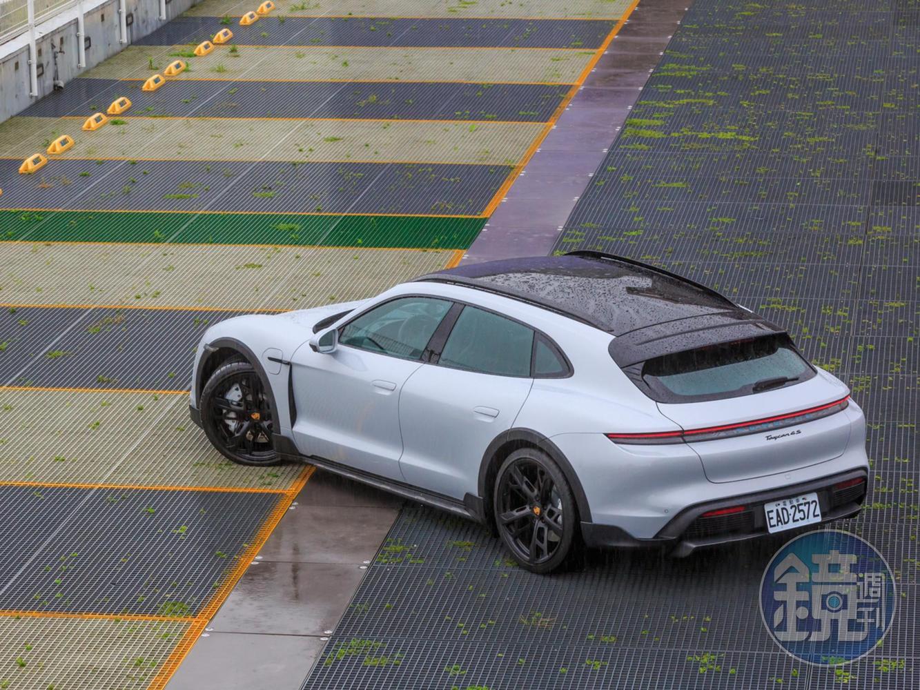 在外型的勾勒上，PORSCHE在C柱後設計了稱為「飛躍線 (flyline) 」的運動感車頂線條，巧妙地自車身尾部下滑再向後延伸，勾勒並定義了Taycan 4S Cross Tourismo的整體車身輪廓。
