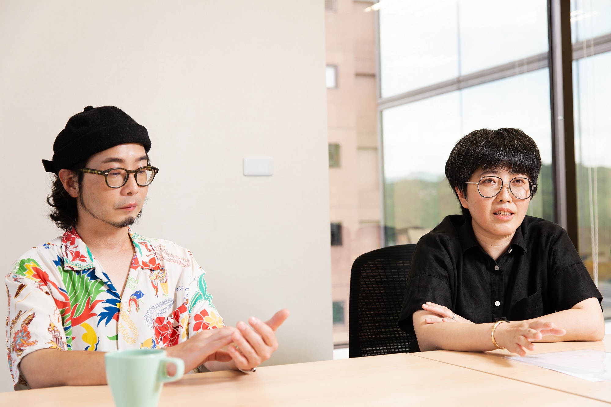 製作人黃琳容(右)與導演許富翔(左)費時討論,將乒乓球彈跳聲用做劇中人物思考時的音效。