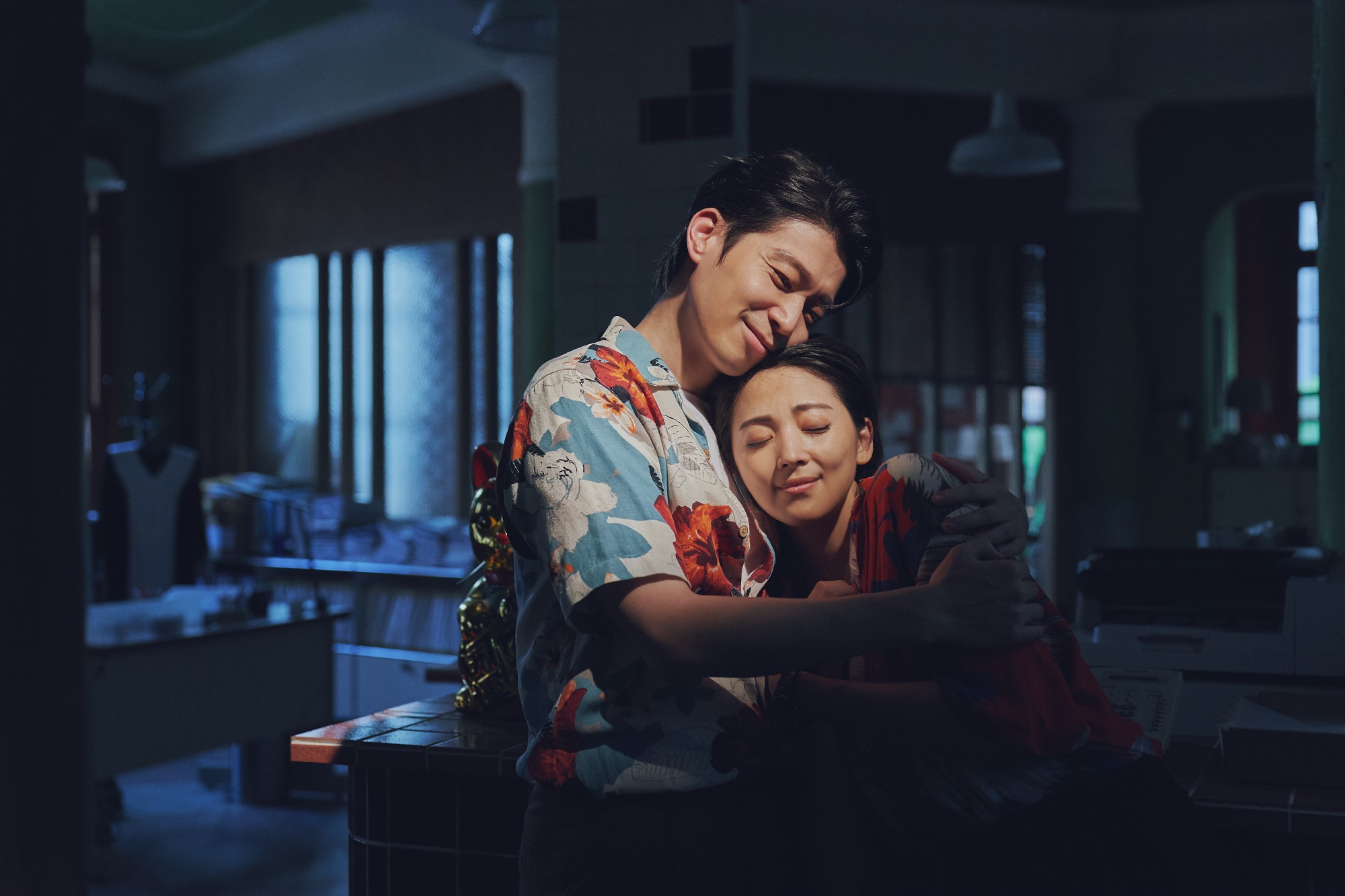 侯彥西(左)與阿喜(右)組成「恩公my鳳」,是《正義的算法》中的人氣CP。(Disney+提供)