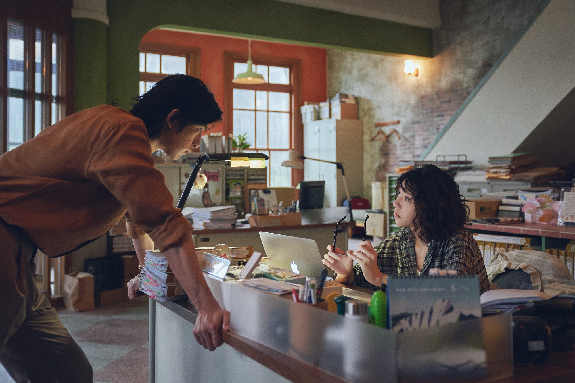 陳柏霖(左)與郭雪芙(右)平時腦力激盪的基地「聚心事務所」,牆面看得出刻修復痕跡。(Disney+提供)