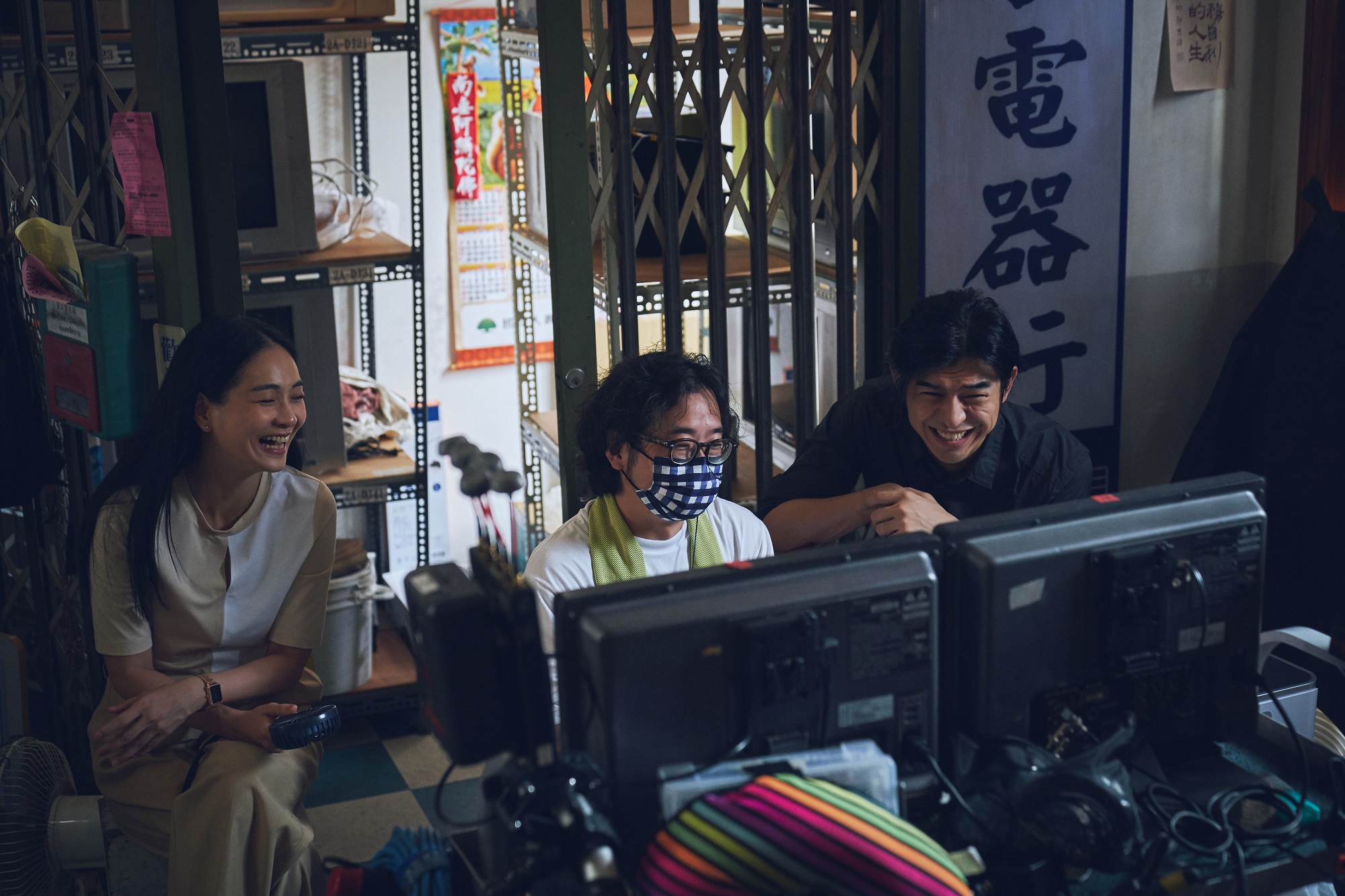 陳柏霖(右起)、導演許富翔與陳雪甄檢視畫面時,被演出表現逗得很樂。(Disney+提供)