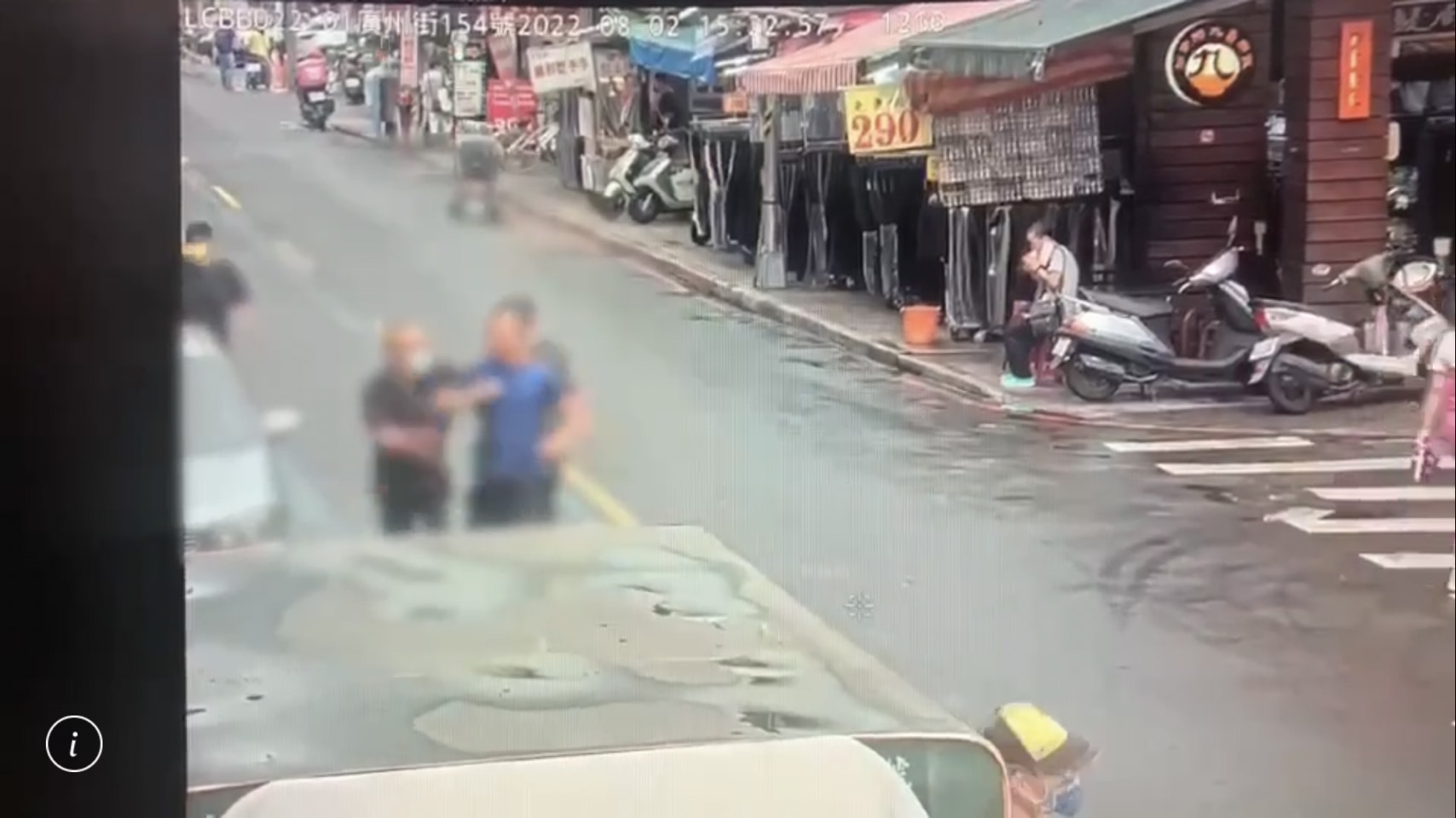 陳男（中）不滿徐男（左）碎念勸說自首，用手肘猛擊他。（翻攝畫面）