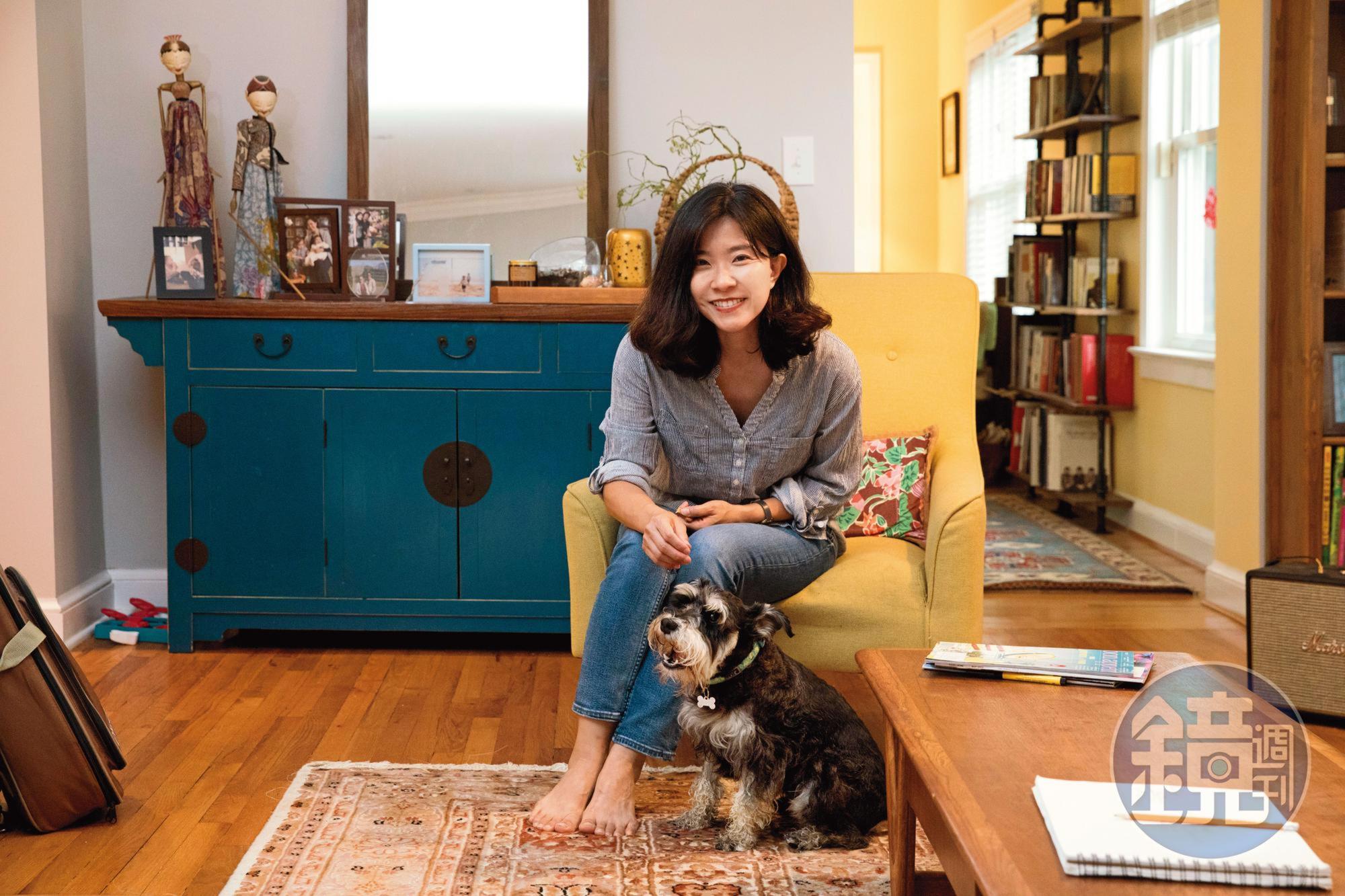 莊祖宜在美國馬里蘭州家中迎接我們，去年疫情間養的雪納瑞犬Django「堅哥」全程相伴。