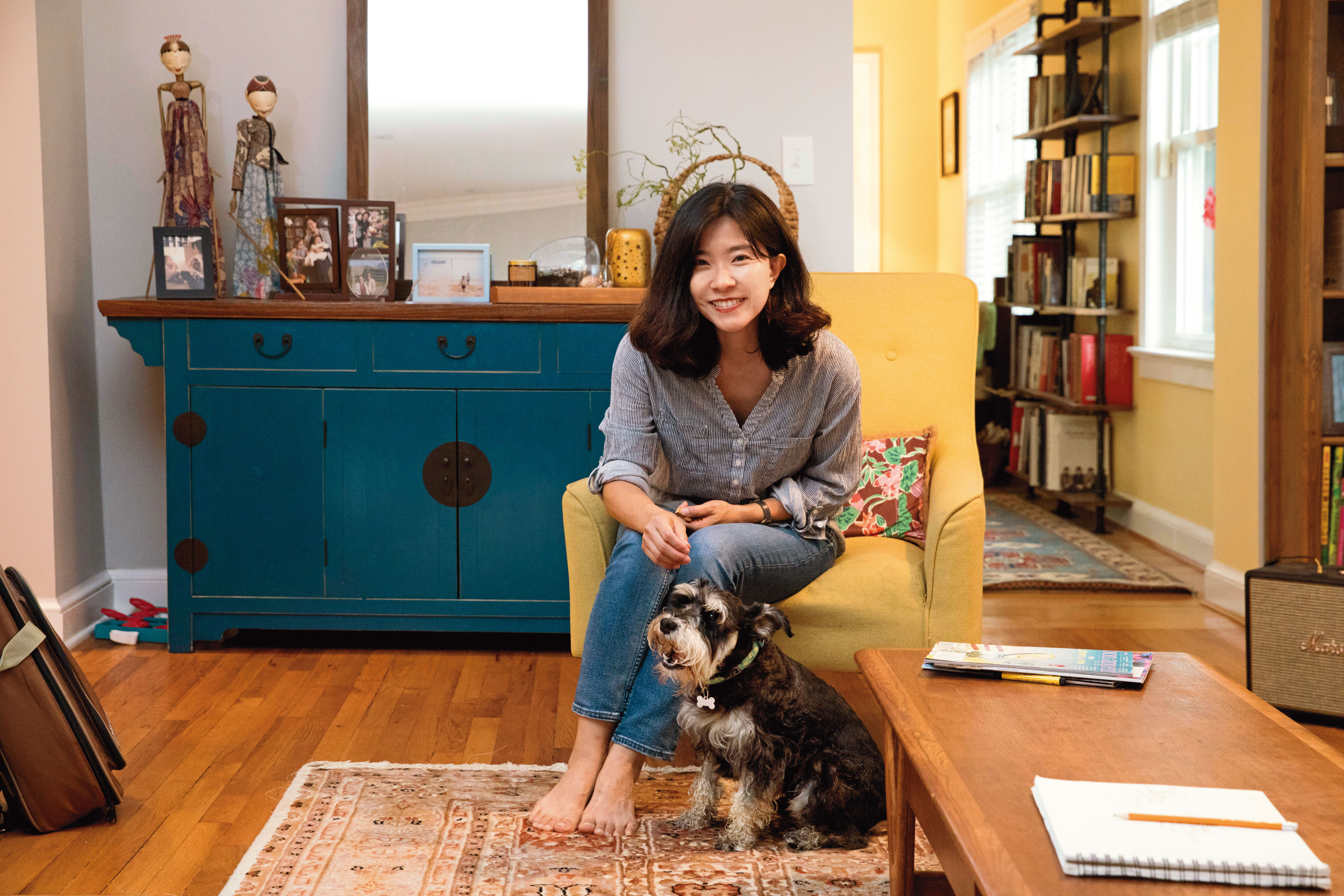 莊祖宜在美國馬里蘭州家中迎接我們，去年疫情間養的雪納瑞犬Django「堅哥」全程相伴。