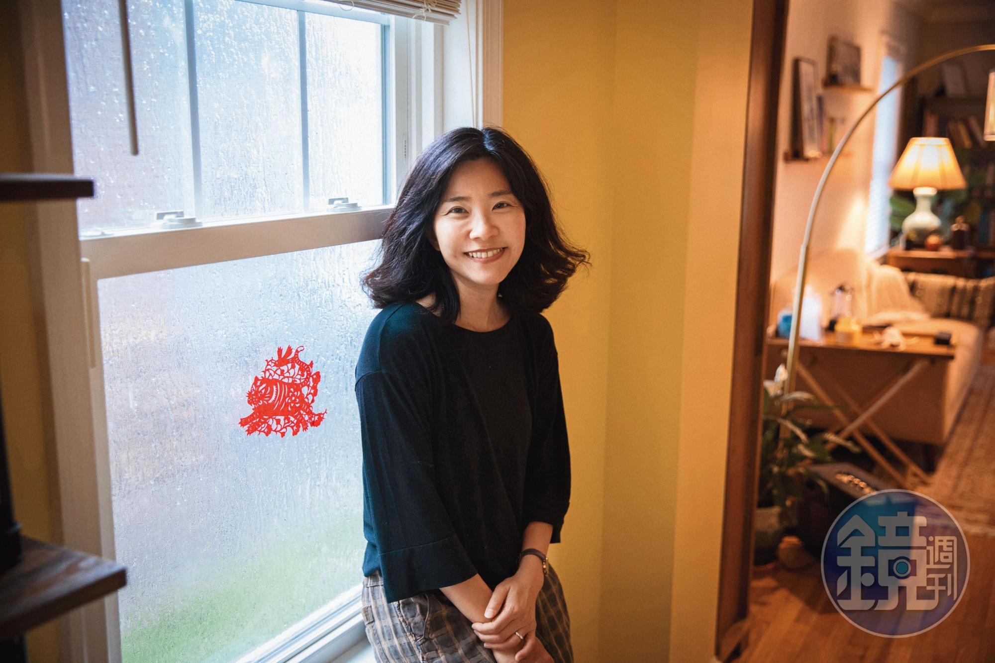 莊祖宜以往隨先生派任異地，都住政府配給的制式官舍，這次買房後第一次按心意打造一個家，雖然傢俱不成套，但都跟著她四處搬遷多年，擺在一起就有家的感覺。