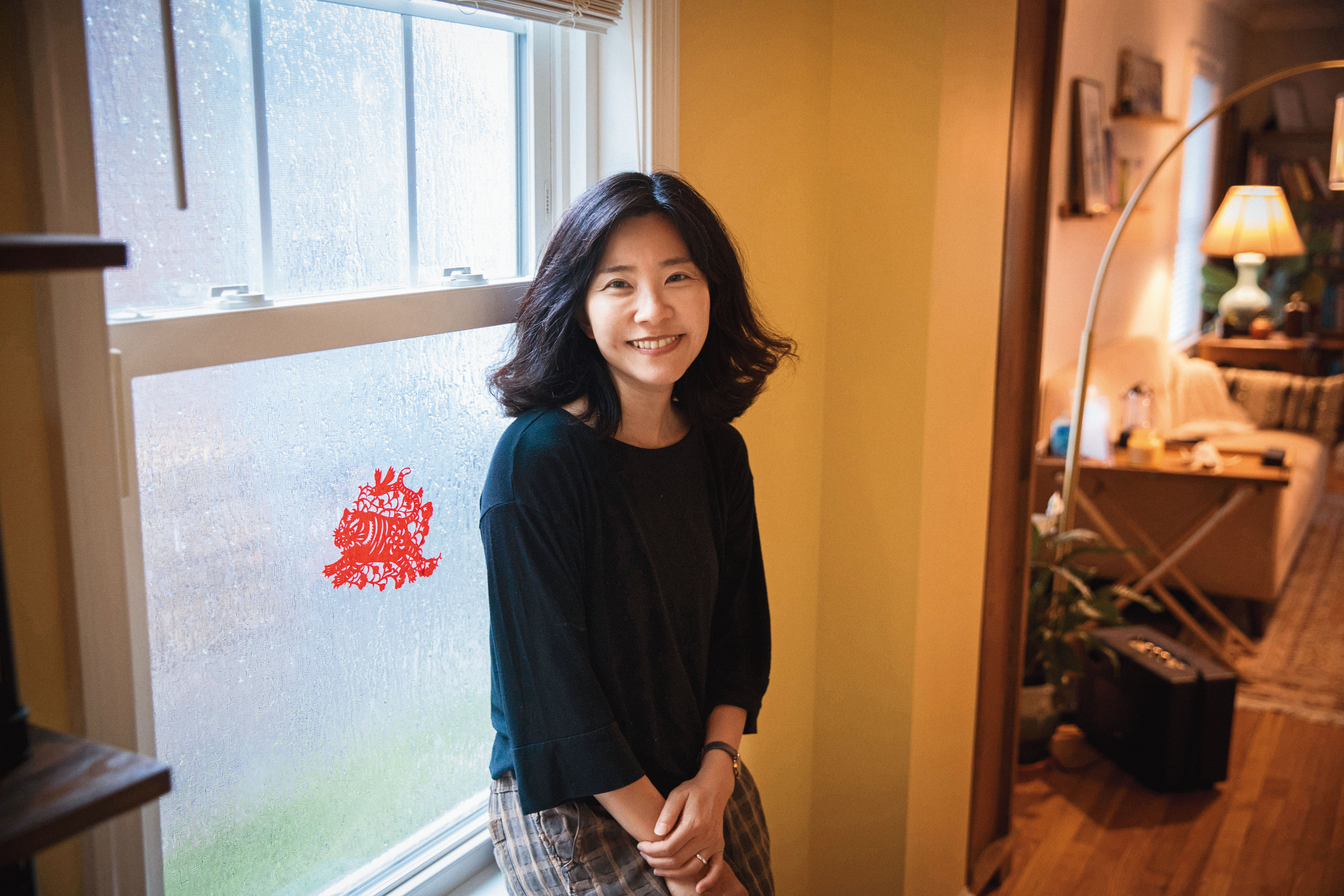 莊祖宜以往隨先生派任異地，都住政府配給的制式官舍，這次買房後第一次按心意打造一個家，雖然傢俱不成套，但都跟著她四處搬遷多年，擺在一起就有家的感覺。