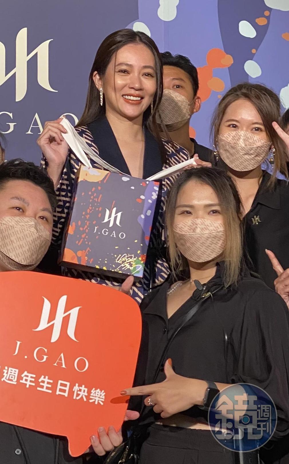記者會後高宇蓁和同事拍合照,男友也在身後開心合影。